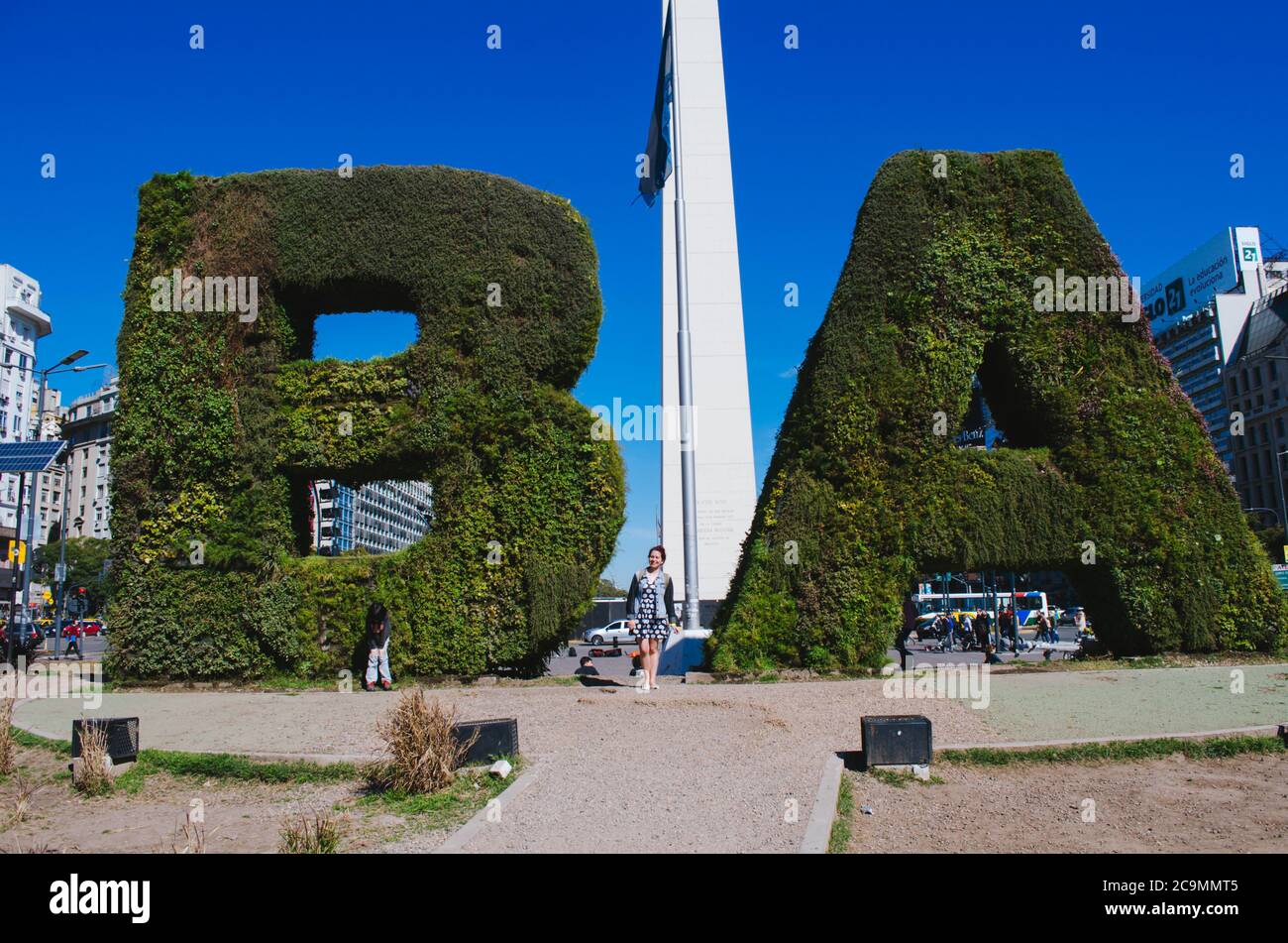 Buenos Aires, Argentine - 4 septembre 2018 : touristes devant le célèbre Obélisque argentin prenant des selfies et des photos de groupe. Banque D'Images
