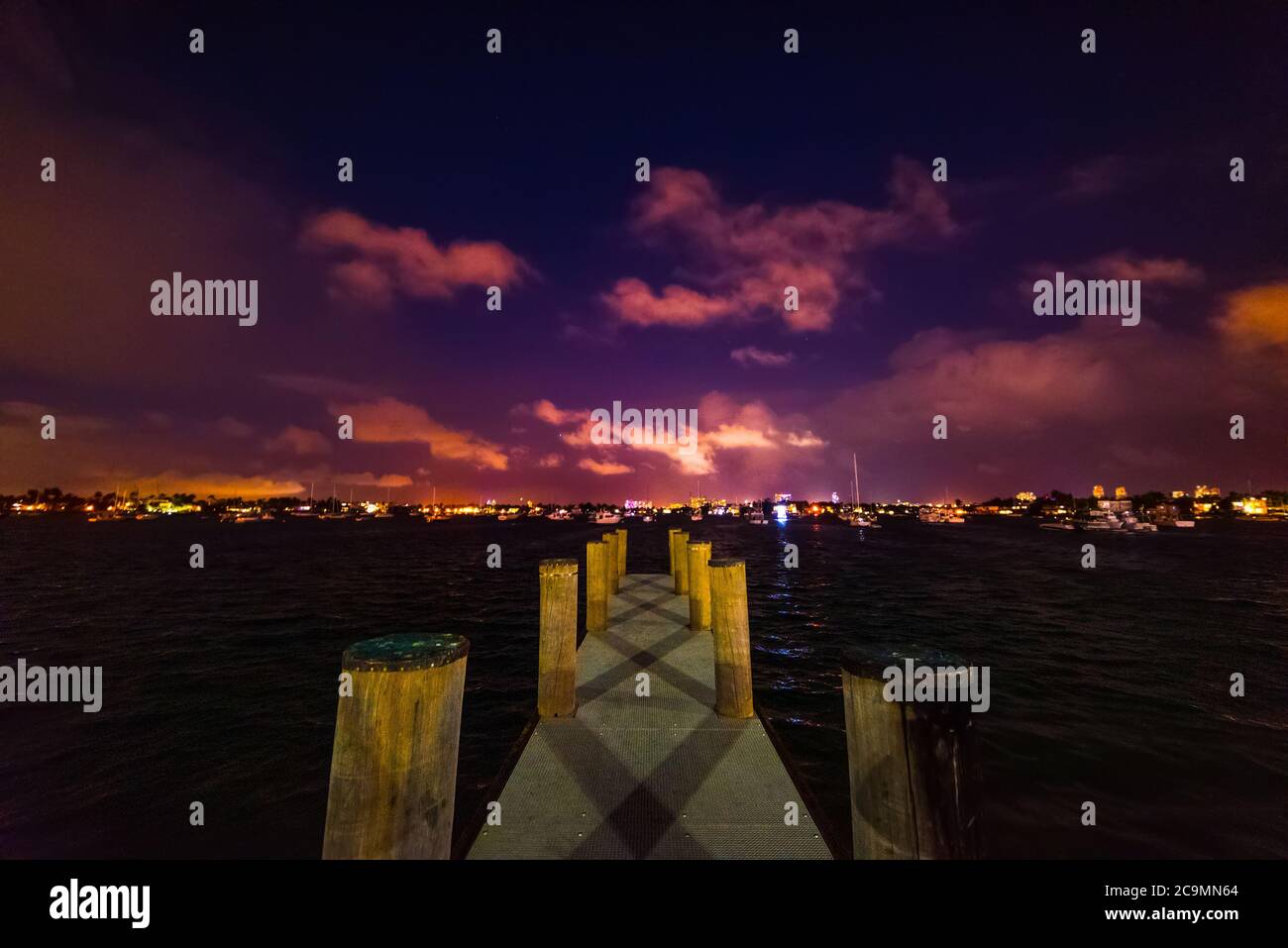 Jetée en bois de Watson Island la nuit. Miami, États-Unis Banque D'Images