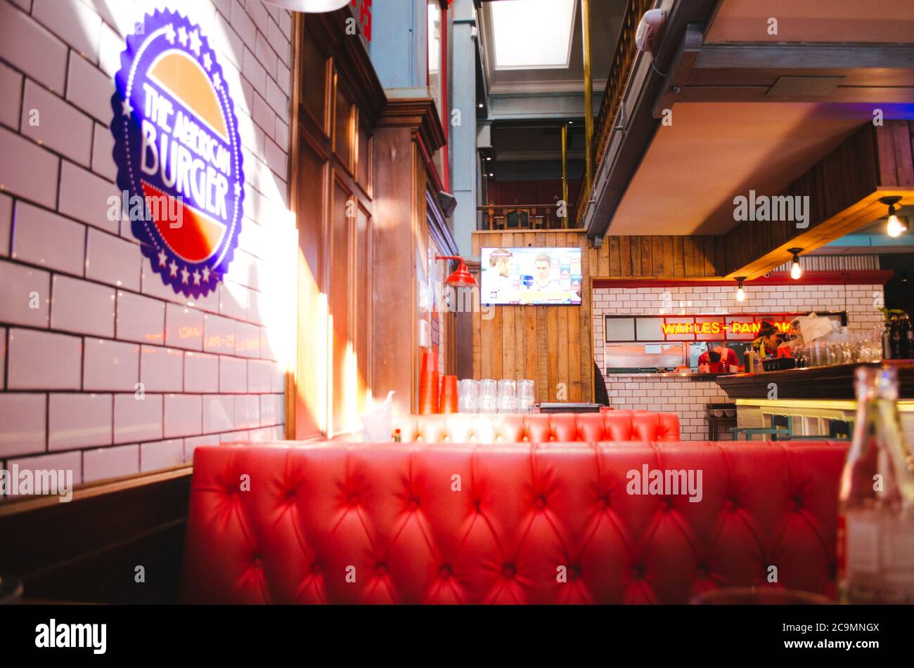 Recoleta, Buenos Aires, Argentine - 4 septembre 2018: Restaurant vide nommé le Burger américain avec un mélange de décoration moderne et 50s pendant l Banque D'Images