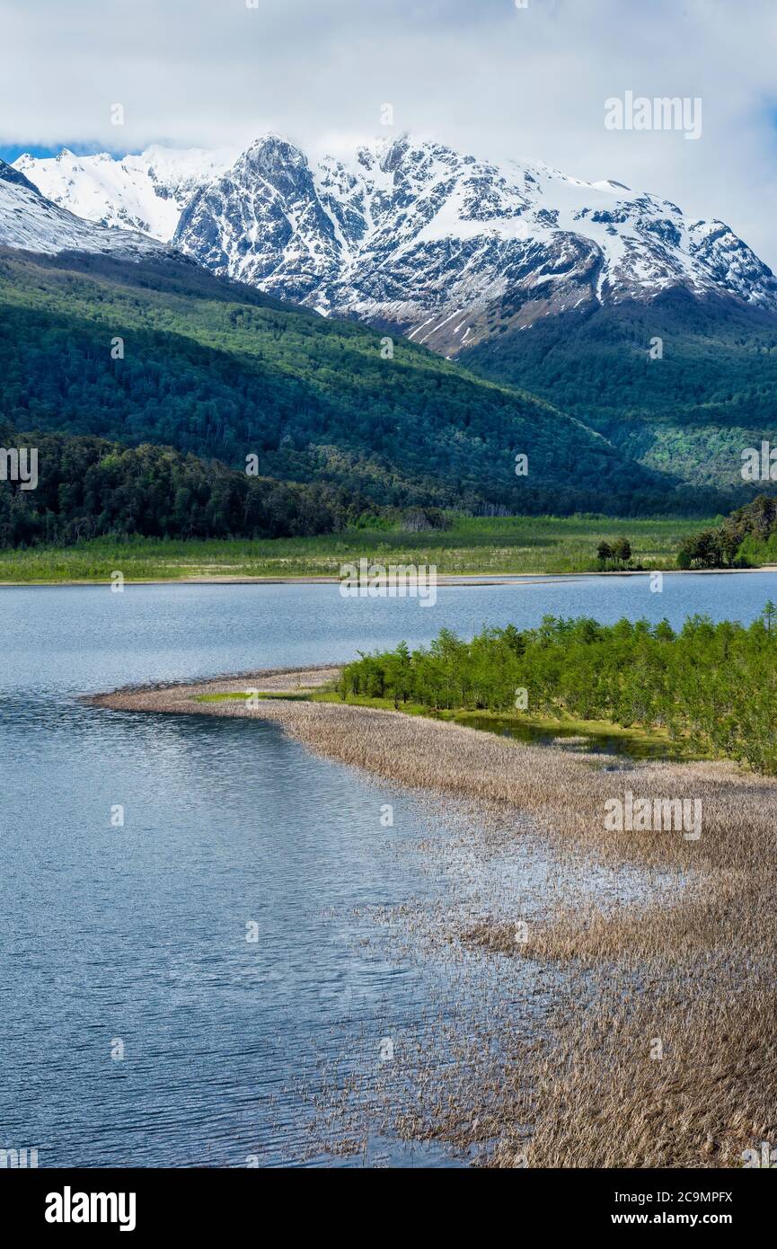 Chaîne de montagnes Castillo et vallée de la rivière Ibanez vue depuis la route panaméricaine, région d'Aysen, Patagonie, Chili Banque D'Images
