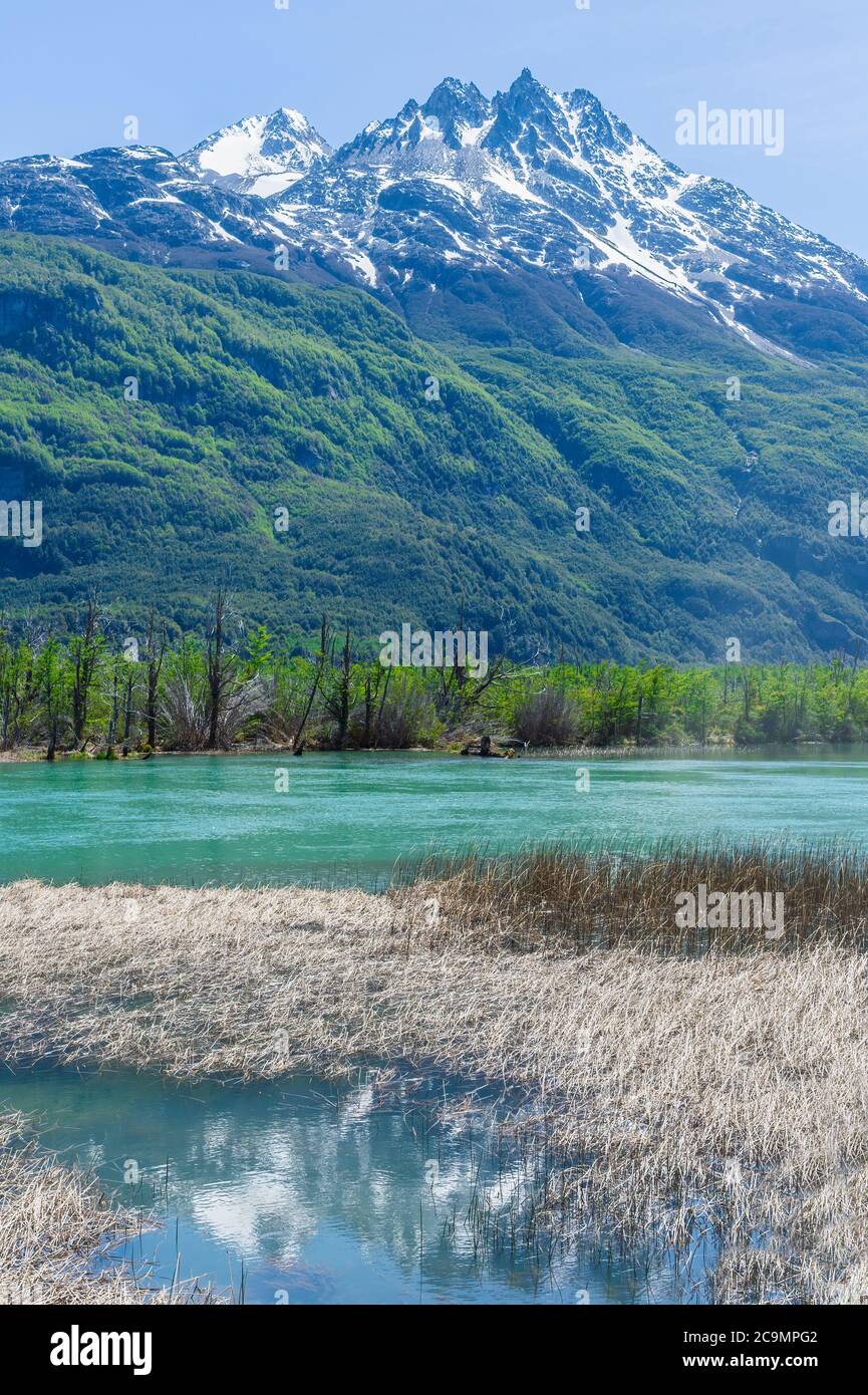 Chaîne de montagnes Castillo et vallée de la rivière Ibanez vue depuis la route panaméricaine, région d'Aysen, Patagonie, Chili Banque D'Images