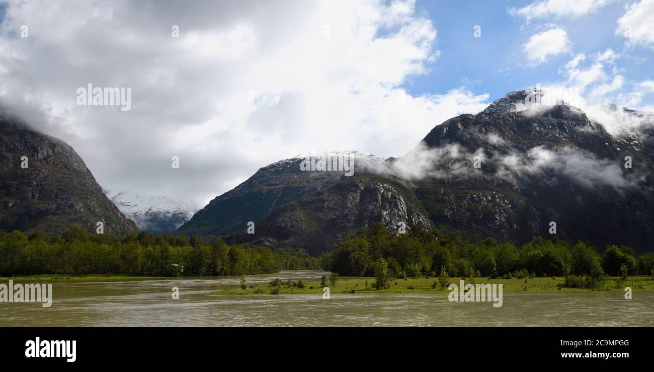 Rivière Ibanez et chaîne Castillo vue depuis la route panaméricaine, région d'Aysen, Patagonie, Chili Banque D'Images