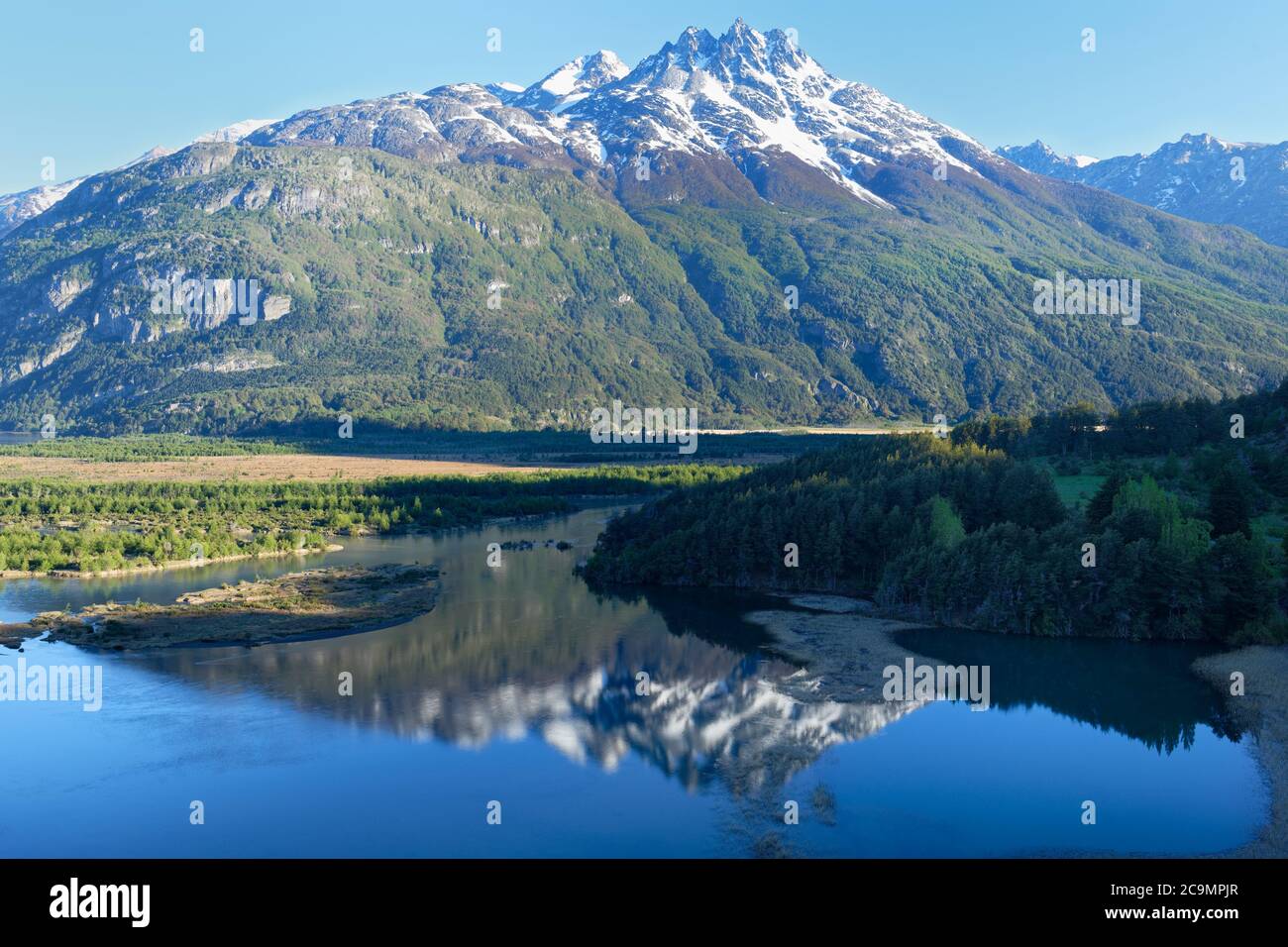 Chaîne de montagnes Castillo et vallée de la rivière Ibanez vue depuis la route panaméricaine, région d'Aysen, Patagonie, Chili Banque D'Images