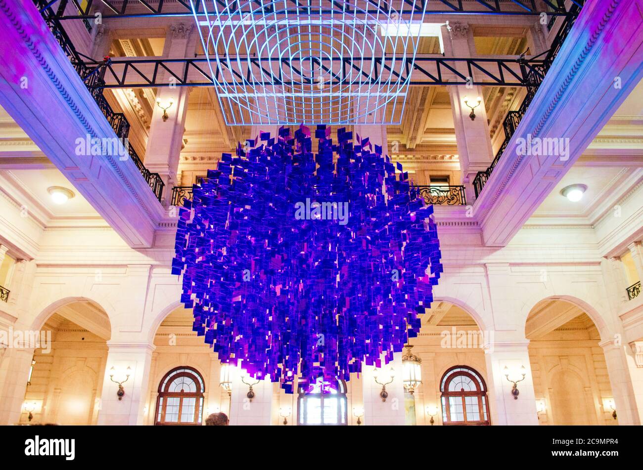 Buenos Aires, Argentine - 6 septembre 2018 : énorme boule de verre bleu sur le musée d'art argentin de Buenos Aires. Banque D'Images