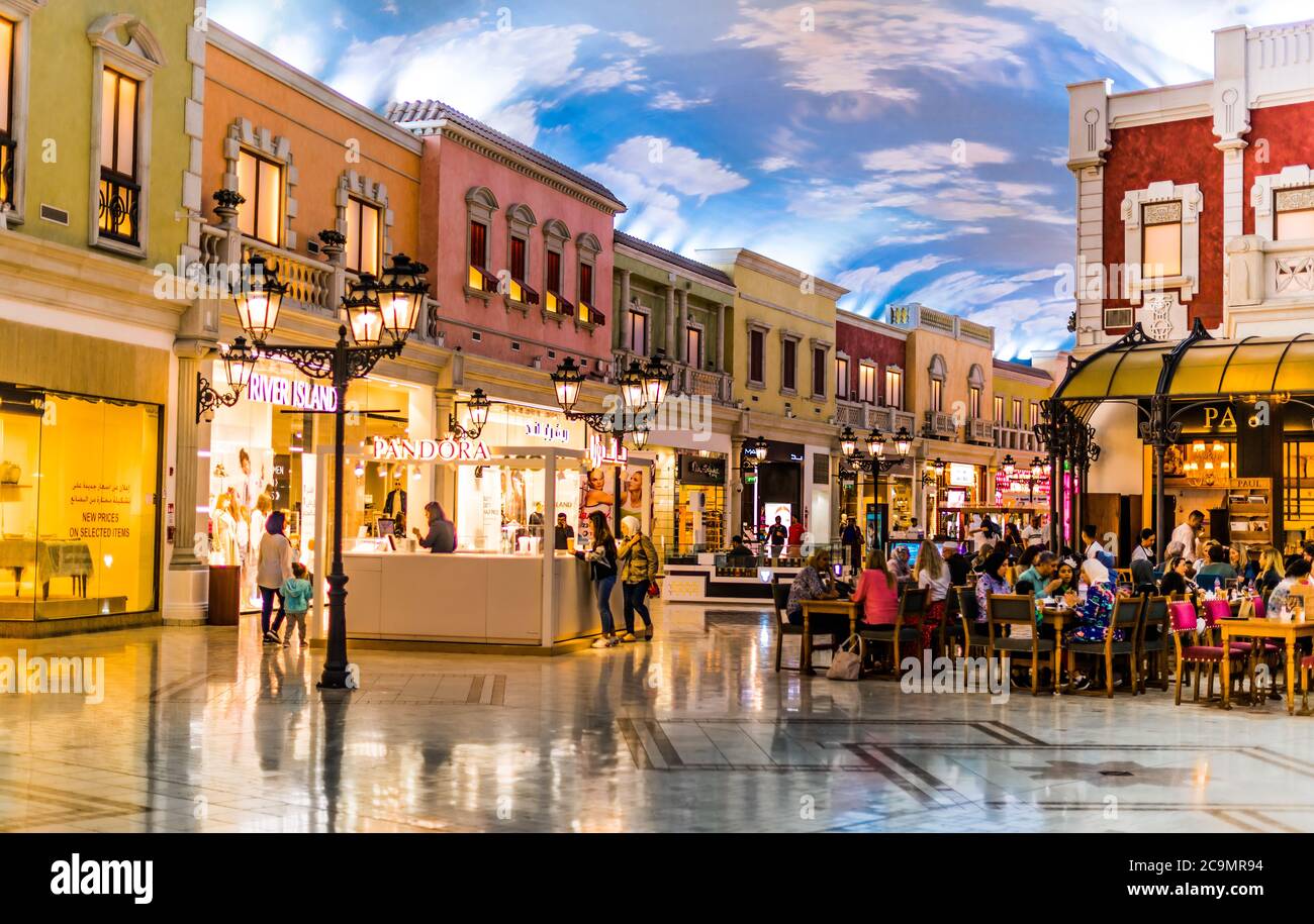 DOHA, QATAR - 26 FÉVRIER 2020 : intérieur du Villaggio Mall, un centre commercial situé dans la zone Aspire à l'extrémité ouest de Doha, Qatar Banque D'Images