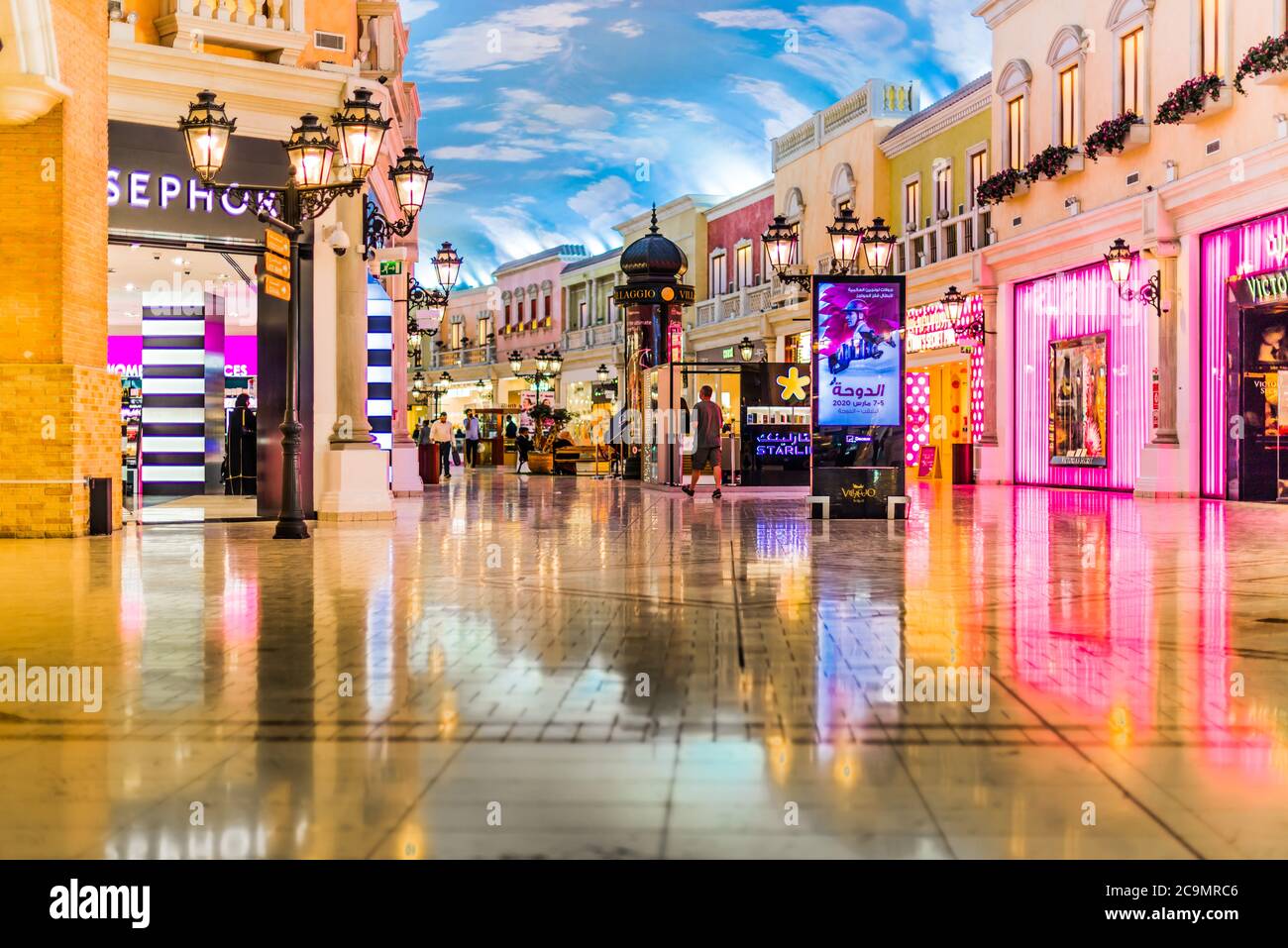 DOHA, QATAR - 26 FÉVRIER 2020 : intérieur du Villaggio Mall, un centre commercial situé dans la zone Aspire à l'extrémité ouest de Doha, Qatar Banque D'Images