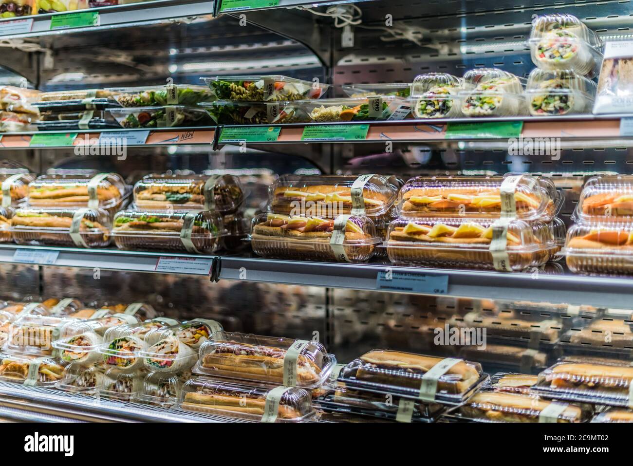 DOHA, QATAR - 28 FÉVRIER 2020 : aliments préemballés exposés dans un réfrigérateur commercial Banque D'Images