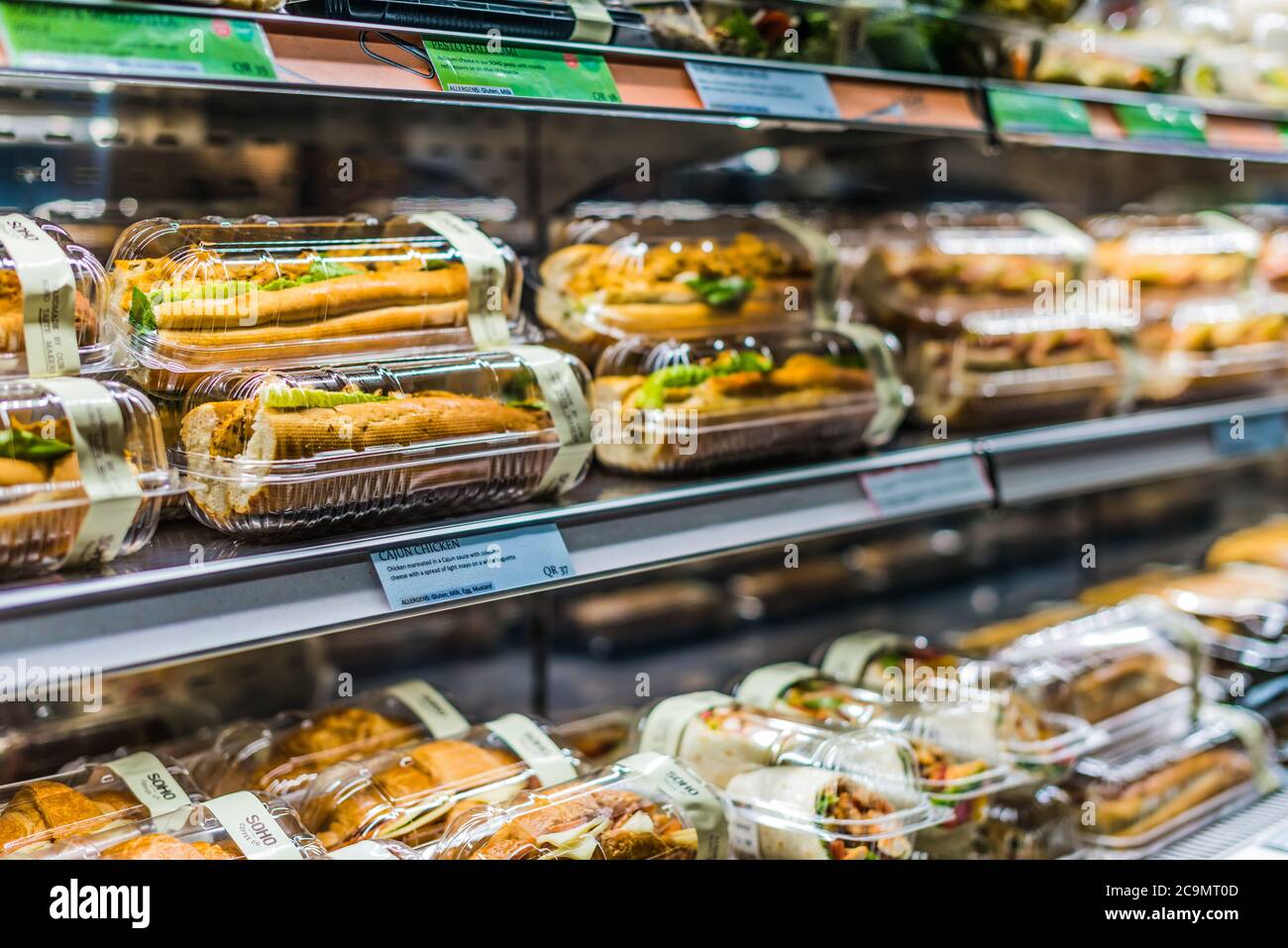 DOHA, QATAR - 28 FÉVRIER 2020 : aliments préemballés exposés dans un réfrigérateur commercial Banque D'Images