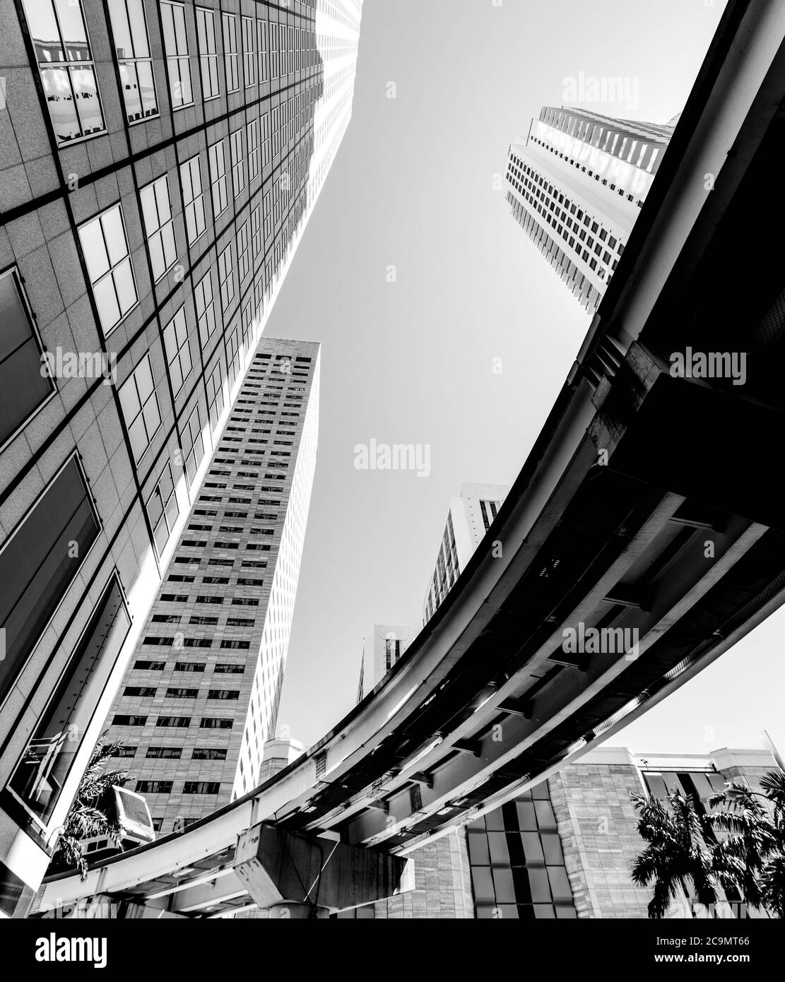 Monorail dans le centre-ville de Miami vu d'en dessous. Sud de la Floride, États-Unis. Effet noir et blanc Banque D'Images