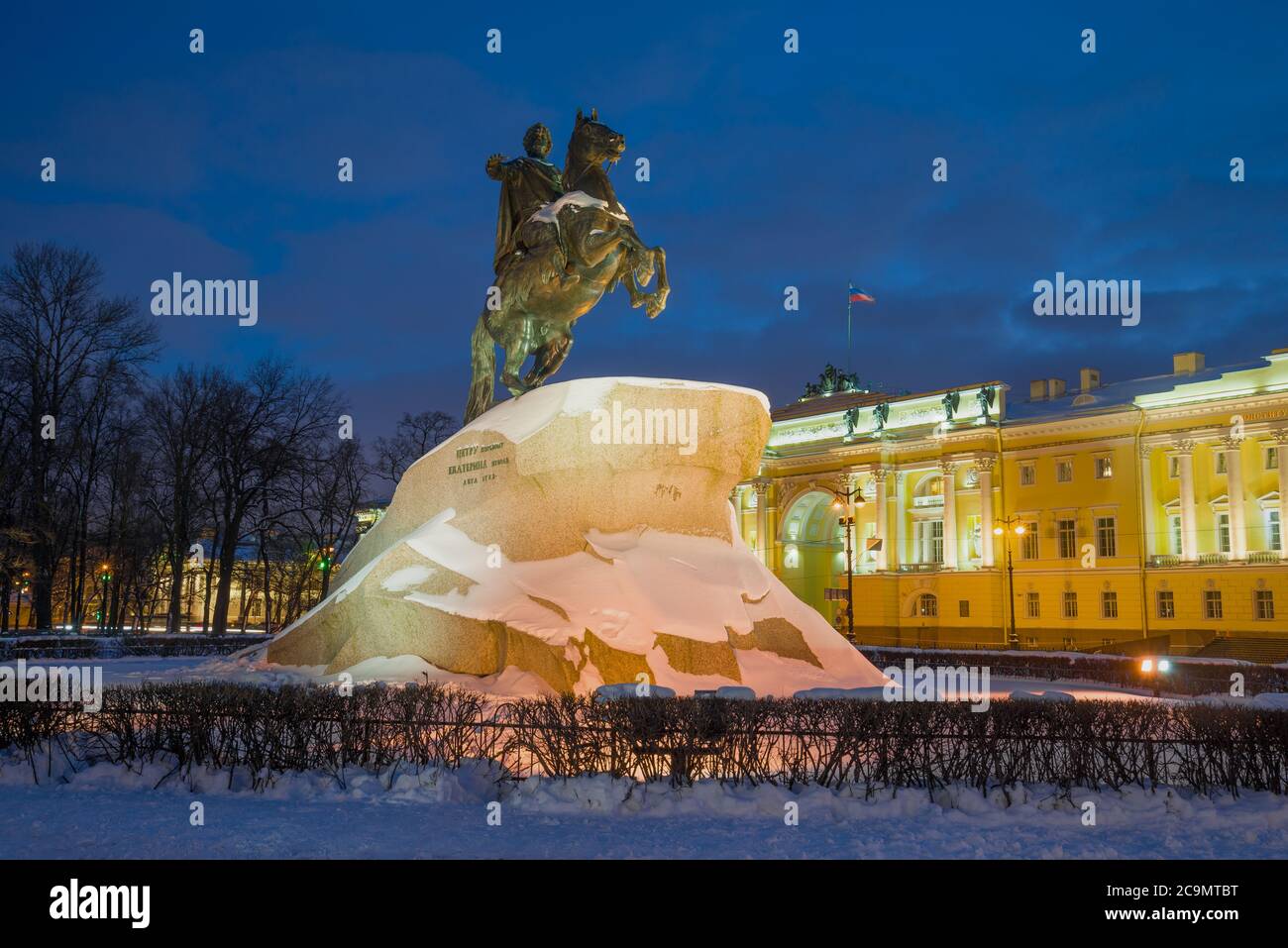 Monument à Pierre le Grand (Horseman de bronze -1782) au bâtiment de la Cour constitutionnelle de Russie le soir de février. Saint-Pétersbourg, Russi Banque D'Images