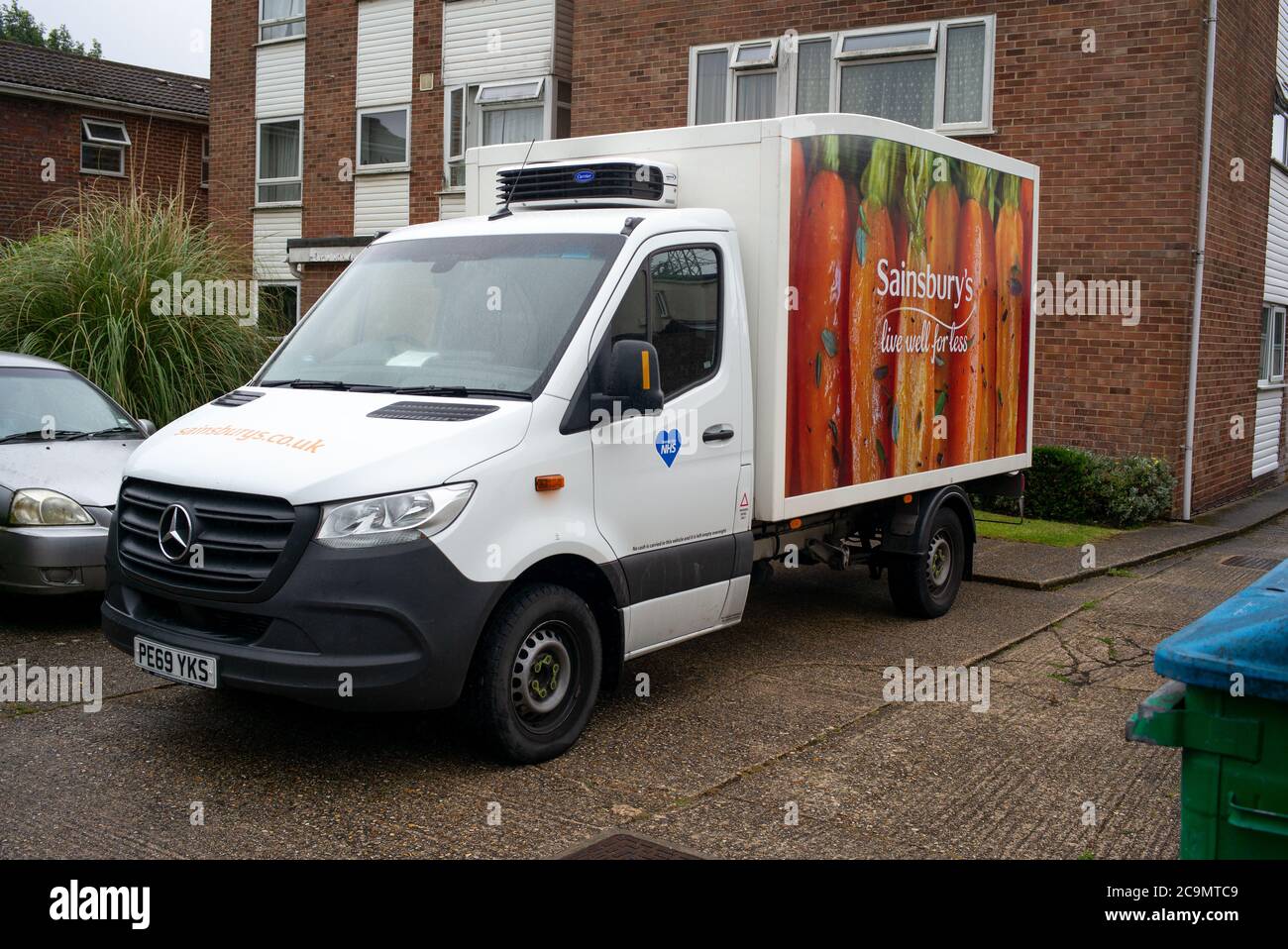 Le camion de livraison Sainsburys est garé à la livraison avec le logo NHS sur sa porte pour soutenir la pandémie Covid-19. Banque D'Images