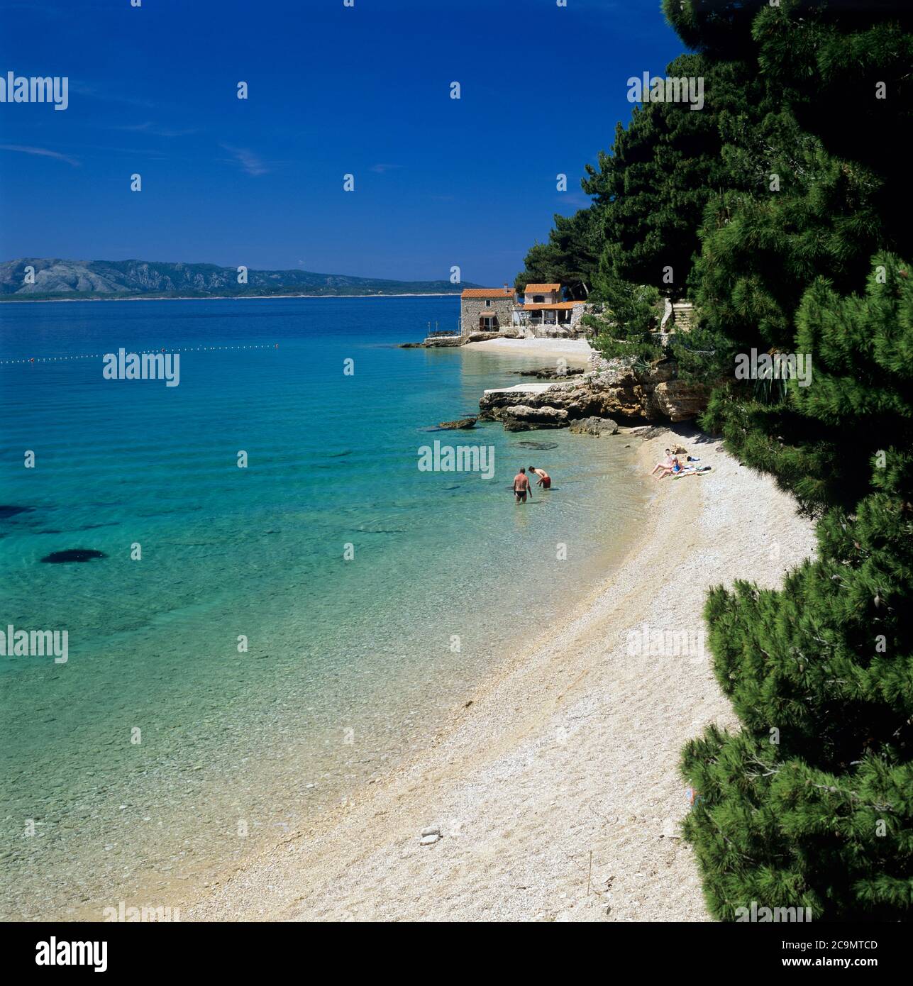 Plage de galets calme avec eau turquoise, bol, île de Brac, Dalmatie, Croatie, Europe Banque D'Images