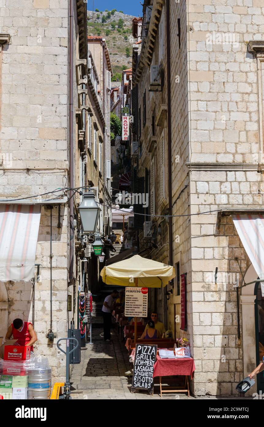 Touristes dans les rues de la vieille ville de Dubrovnik Banque D'Images