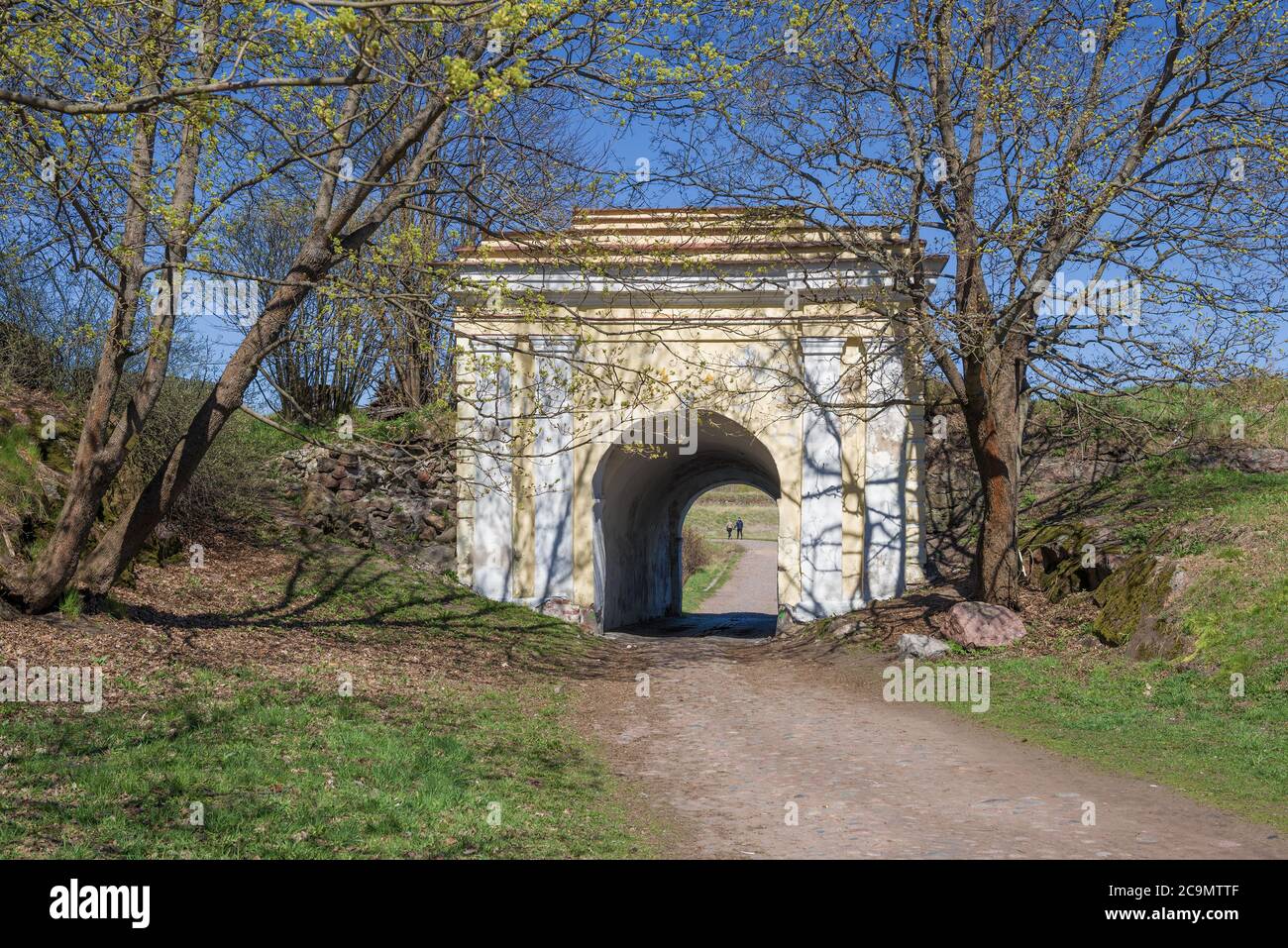 La porte Ravelin des anciennes fortifications d'Annenskie (Annenkrone) le jour ensoleillé de mai. Vyborg, Russie Banque D'Images