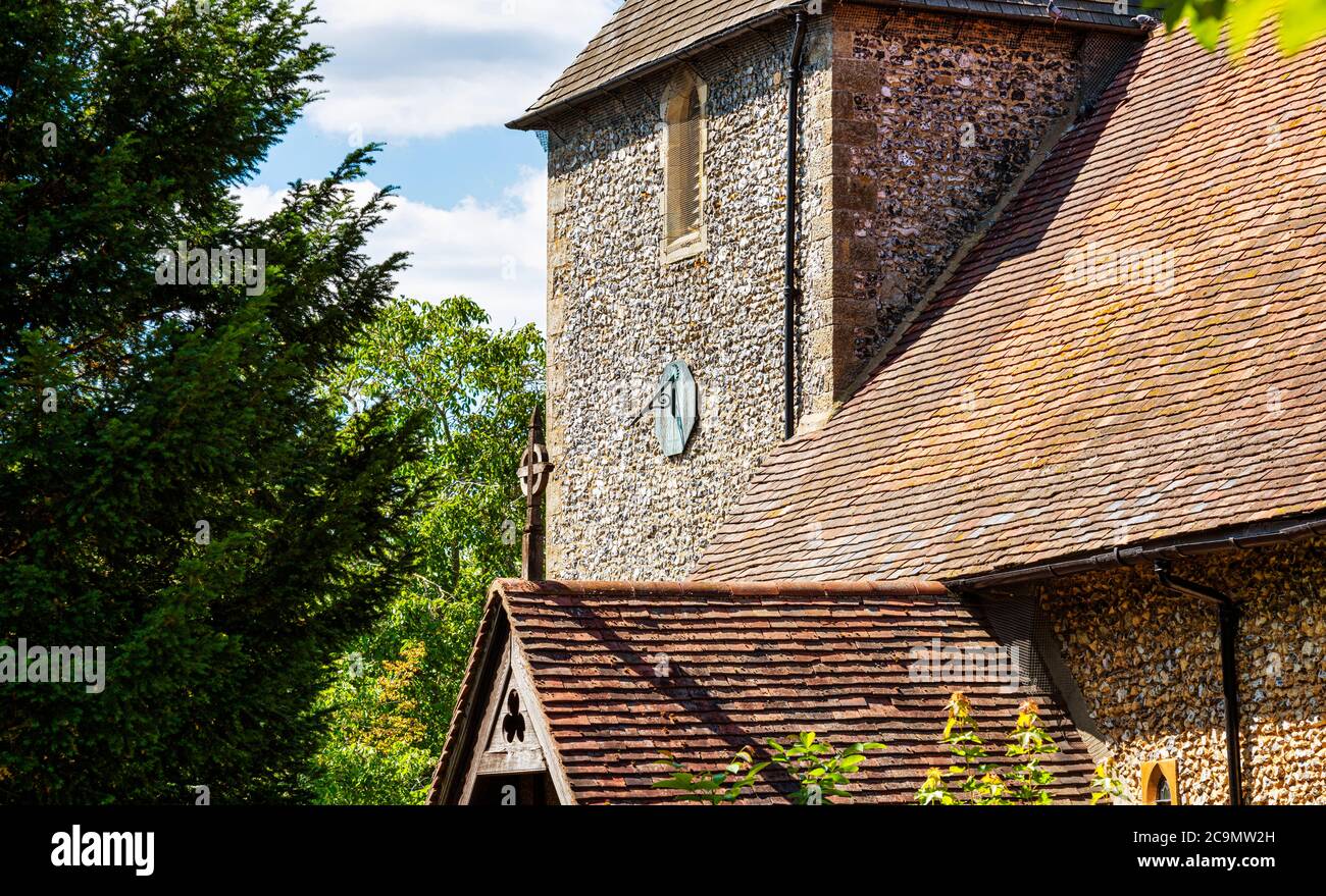 Église Sainte-Marie dans le village de Downe dans le Kent, Angleterre. Le cadran solaire sur le côté de l'église est un mémorial à Charles Darwin. Banque D'Images