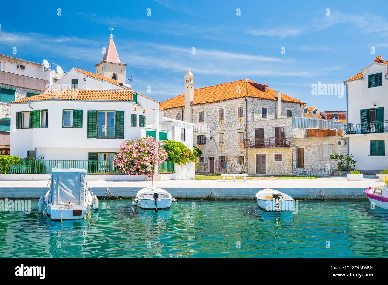 Bateaux dans la marina dans la vieille ville de Pirovac sur la côte Adriatique en Croatie, destination touristique Banque D'Images