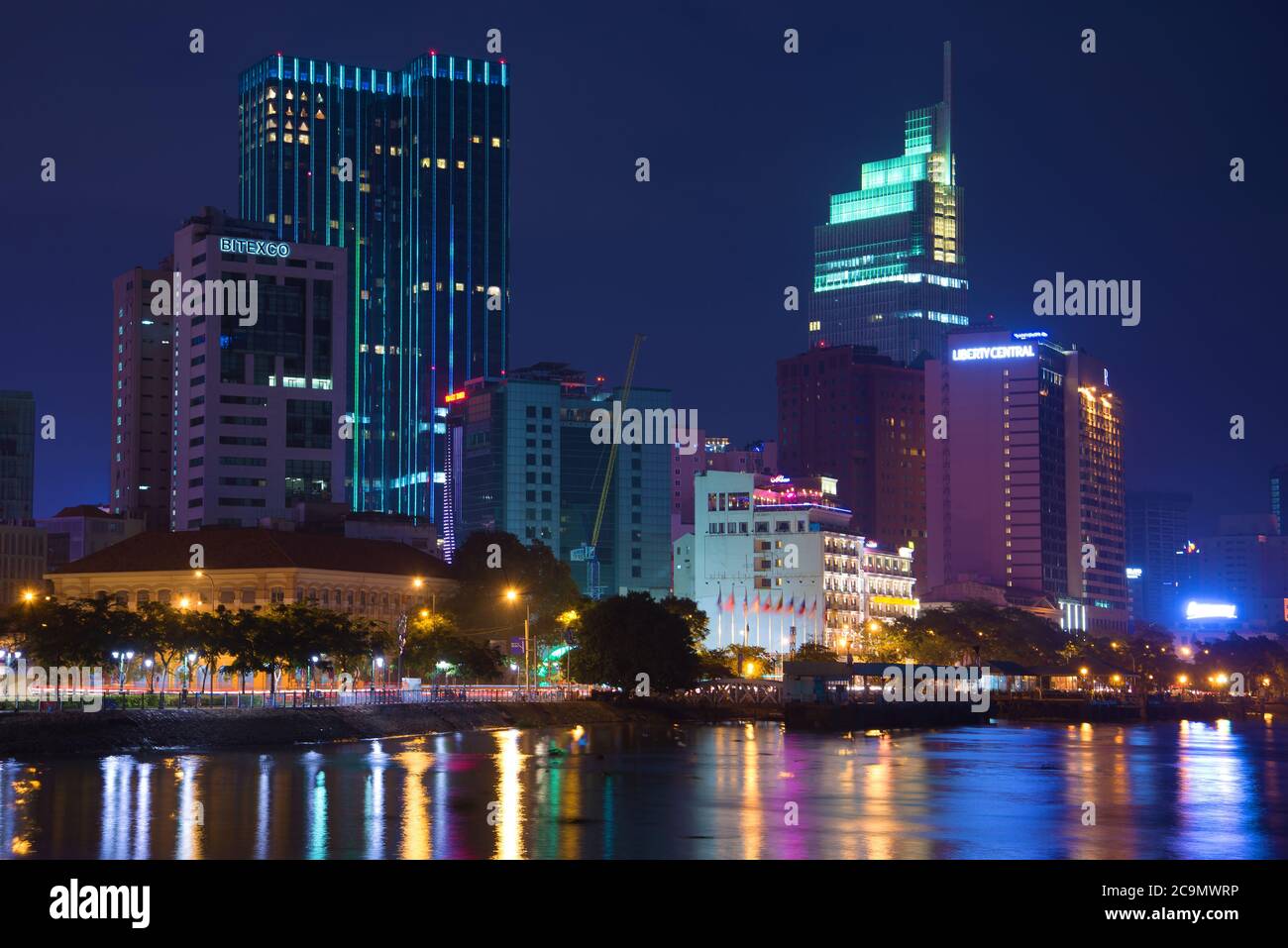 HO CHI MINH, VIETNAM - 20 DÉCEMBRE 2015 : paysage urbain moderne de nuit Banque D'Images