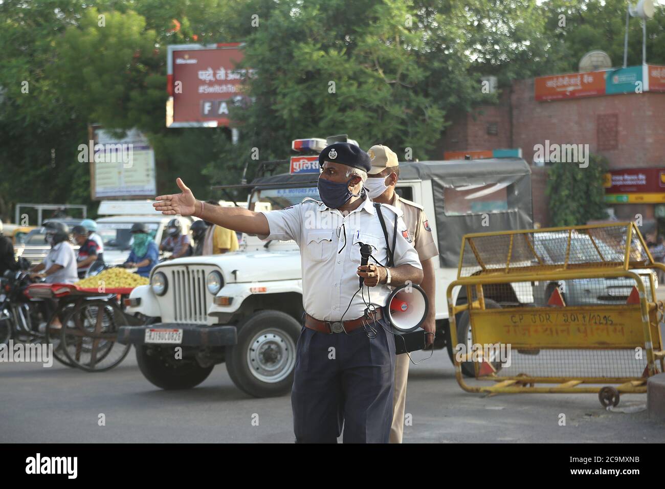 Jodhpur, Rajasthan, Inde, le 20 juin 2020: Un policier donne des instructions au public en micro pendant le confinement dû au Covid 19 vir Banque D'Images