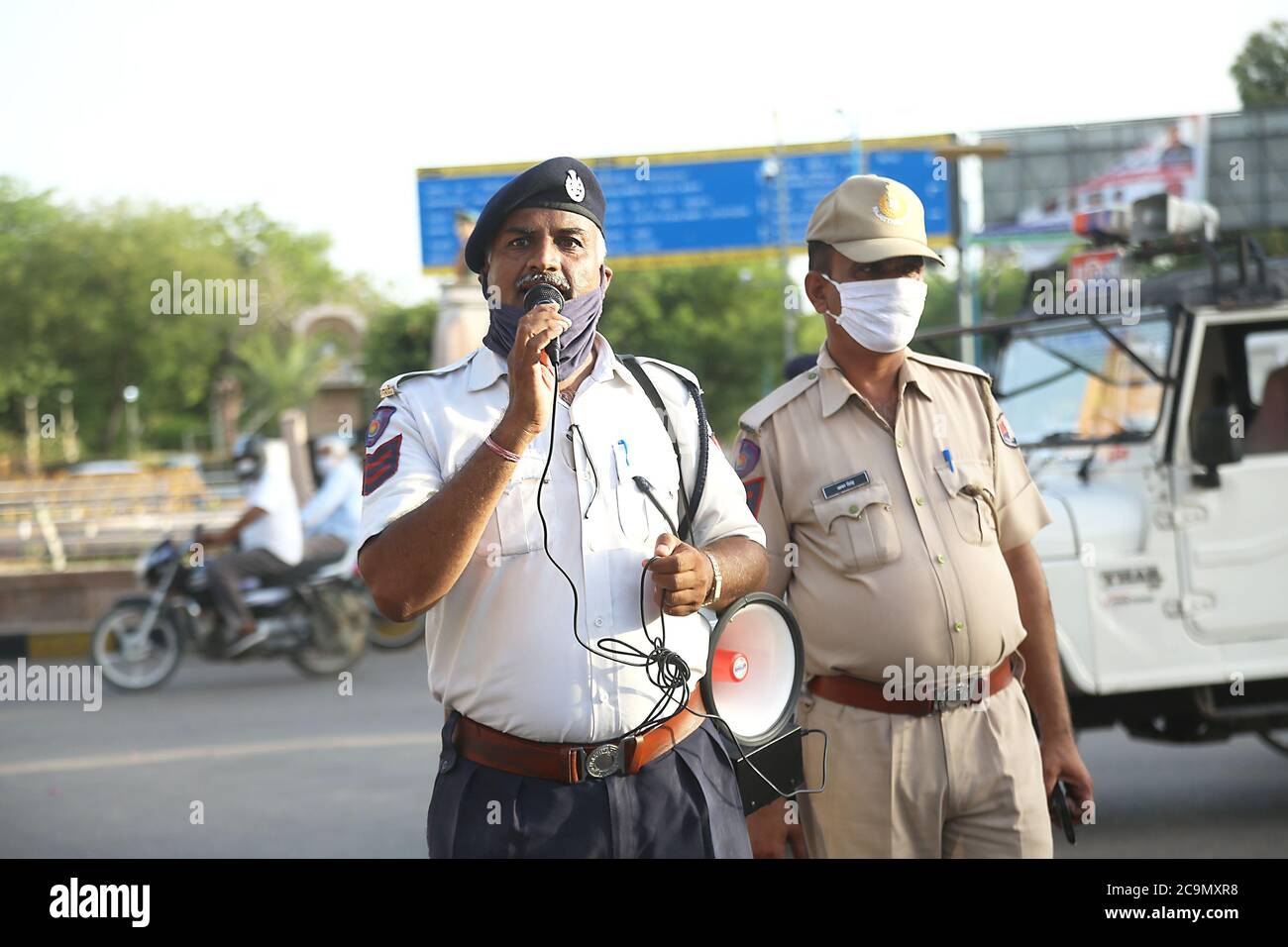 Jodhpur, Rajasthan, Inde, le 20 juin 2020: Un policier donne des instructions au public en micro pendant le confinement dû au Covid 19 vir Banque D'Images