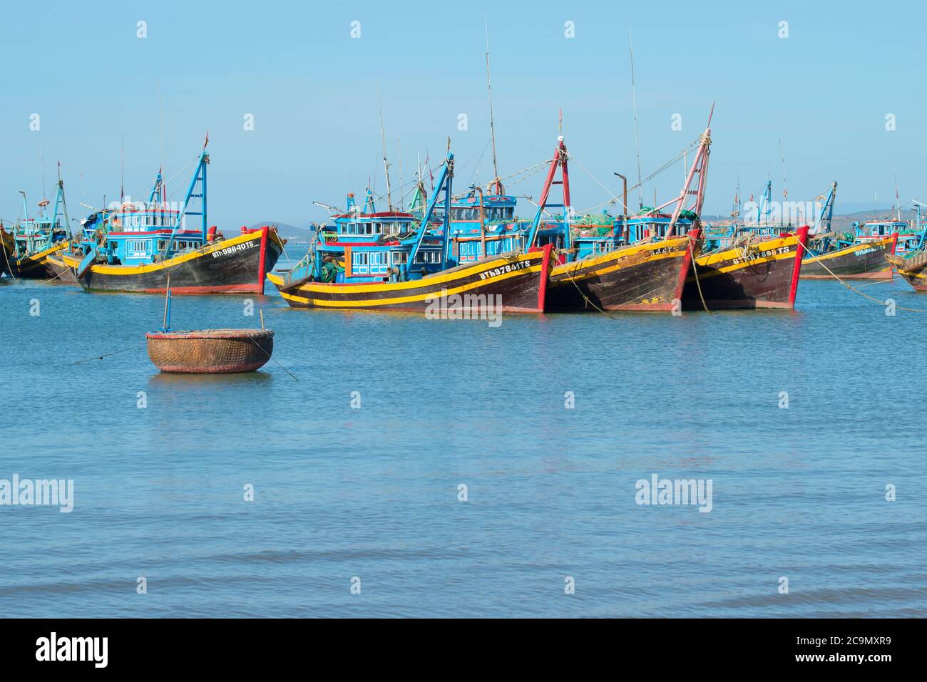 MUI ne, VIETNAM - 25 DÉCEMBRE 2015 : goélettes de pêche dans le port de pêche du village de Mui ne tôt dans la matinée Banque D'Images