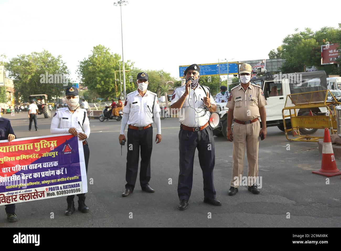 Jodhpur, Rajasthan, Inde, le 20 juin 2020: Un policier donne des instructions au public en micro pendant le confinement dû au Covid 19 vir Banque D'Images