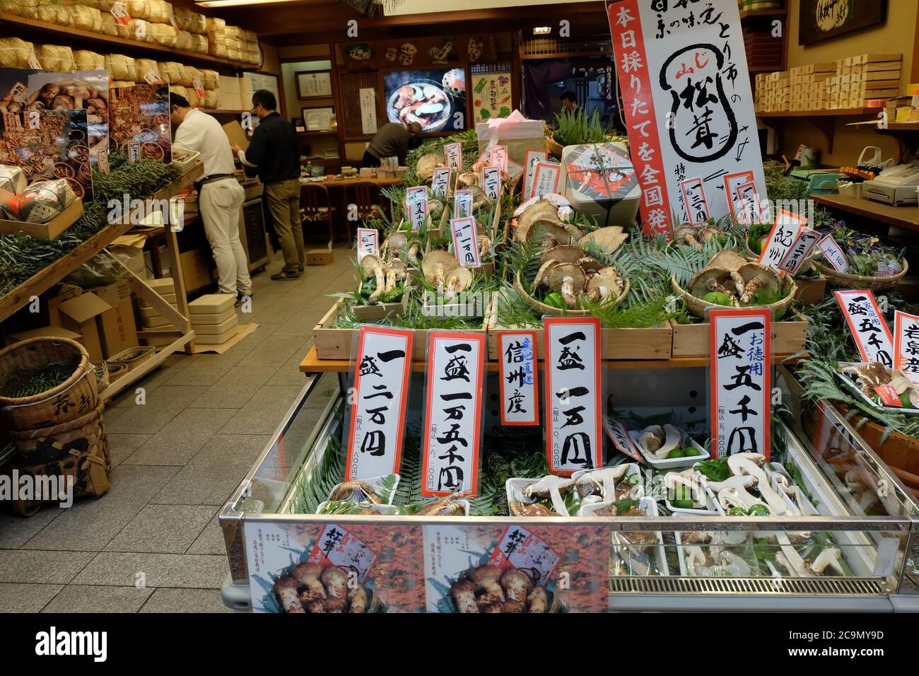 Épicerie au Japon avec une sélection de champignons et de légumes pour de délicieux sautés. Banque D'Images