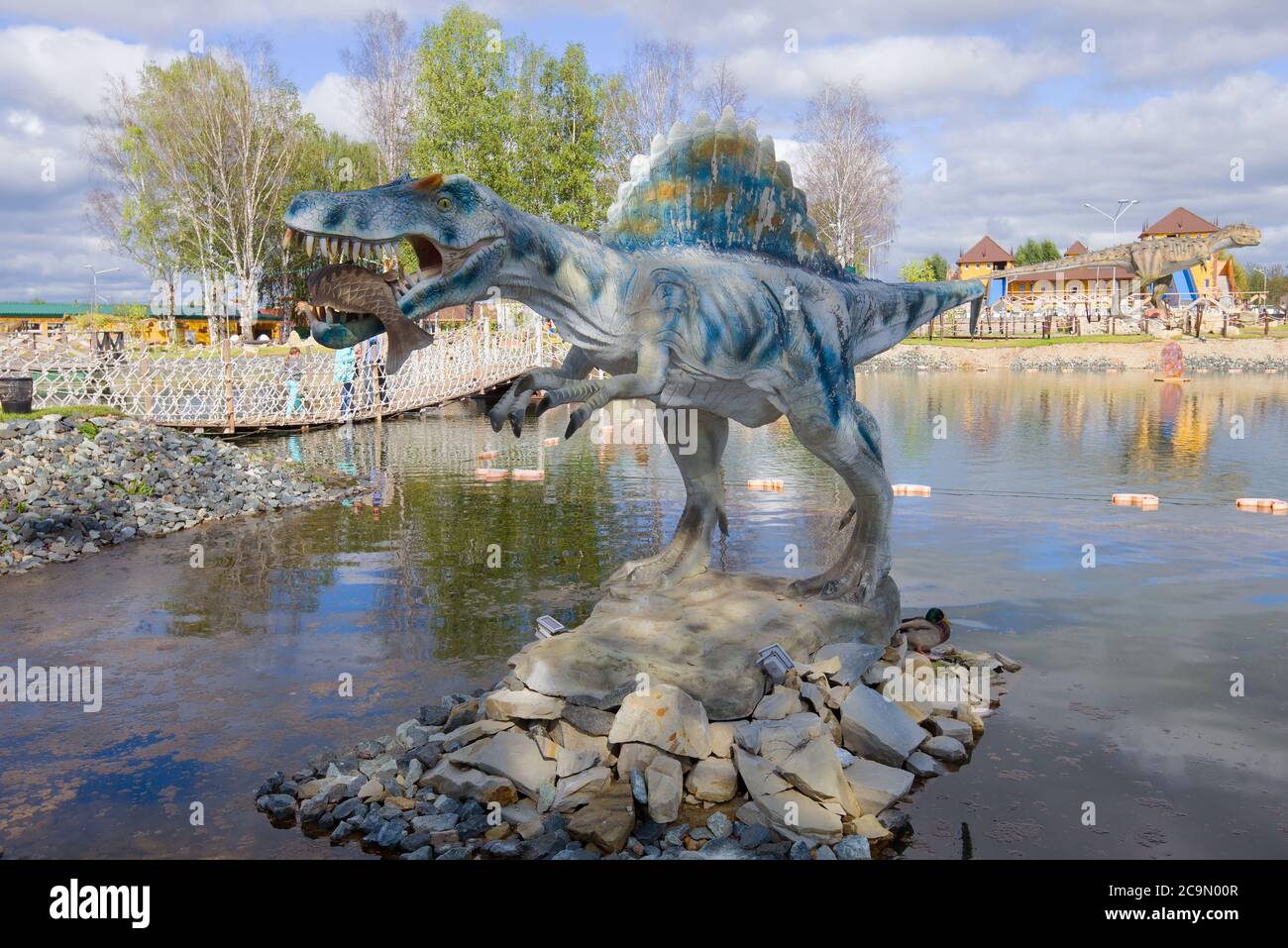 KIROV, RUSSIE - 30 AOÛT 2017 : sculpture d'un spinosaur (lézard épineux) en gros plan. Parc paléontologique pour enfants 'Yurkin Park' Banque D'Images