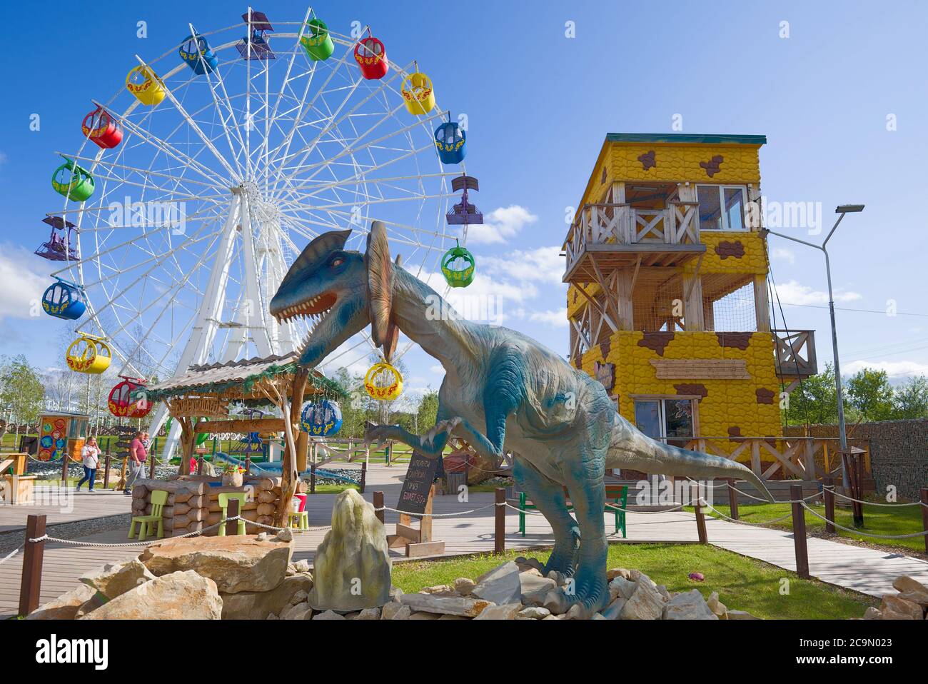 KIROV, RUSSIE - 30 AOÛT 2017 : sculpture de Dilosaurus dans le parc pour enfants 'Yurkin Park' Banque D'Images