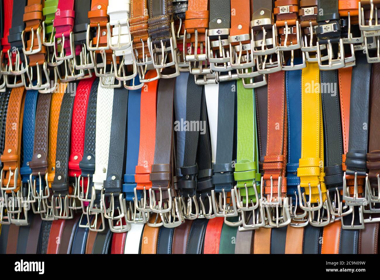 FLORENCE, ITALIE - 19 SEPTEMBRE 2017 : arrière-plan des ceintures en cuir de couleur suspendue. Marché de la rue de Florence Banque D'Images