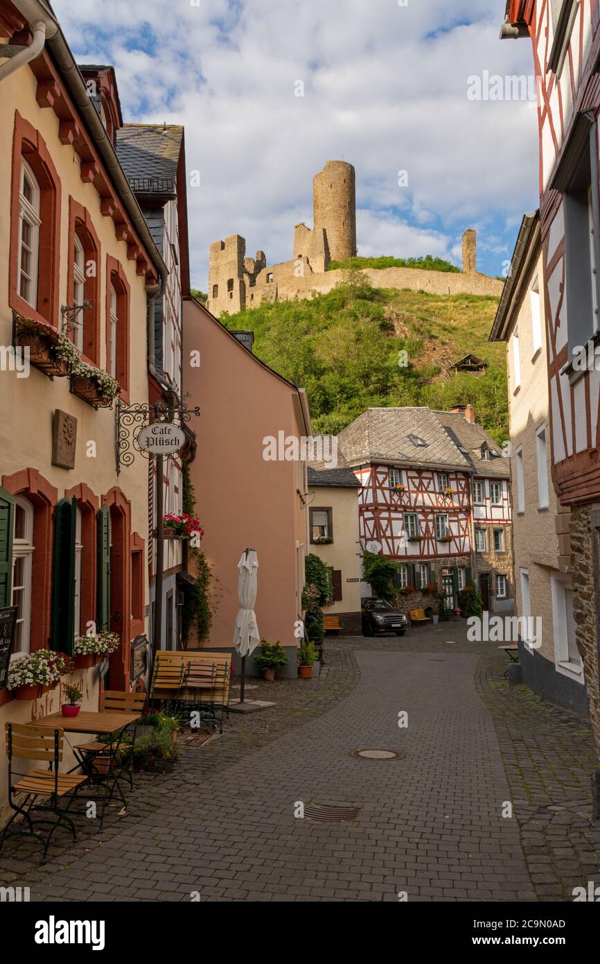 Monreal, Allemagne - 11 juillet 2020 : vue de Lowenburg depuis le village historique Banque D'Images