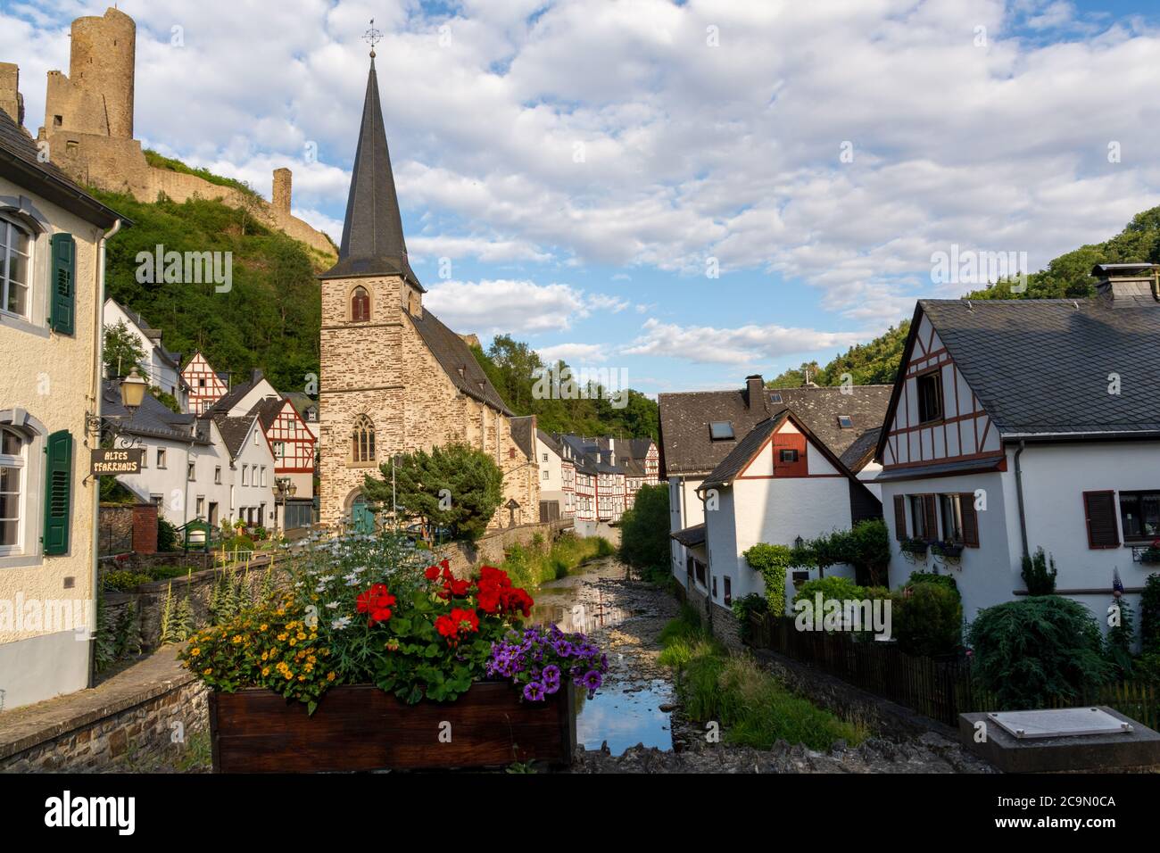 Monreal, Allemagne - 11 juillet 2020 vue sur le village historique avec Lowenburg et église Banque D'Images