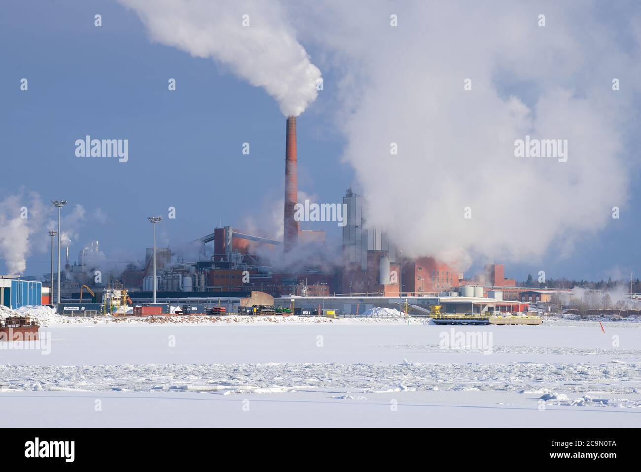 KOTKA, FINLANDE - le 25 février 2018 : Avis de 'Sunila' de pâtes et papiers à l'après-midi de février ensoleillé Banque D'Images