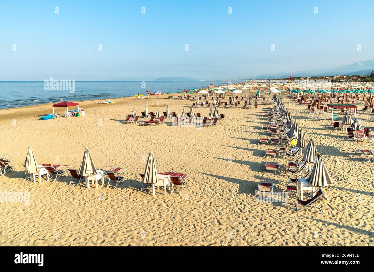 Vue sur la plage Marina di Pietrasanta avec sable blanc, parasols et chaises tôt le matin à Versilia, Toscane, Italie Banque D'Images