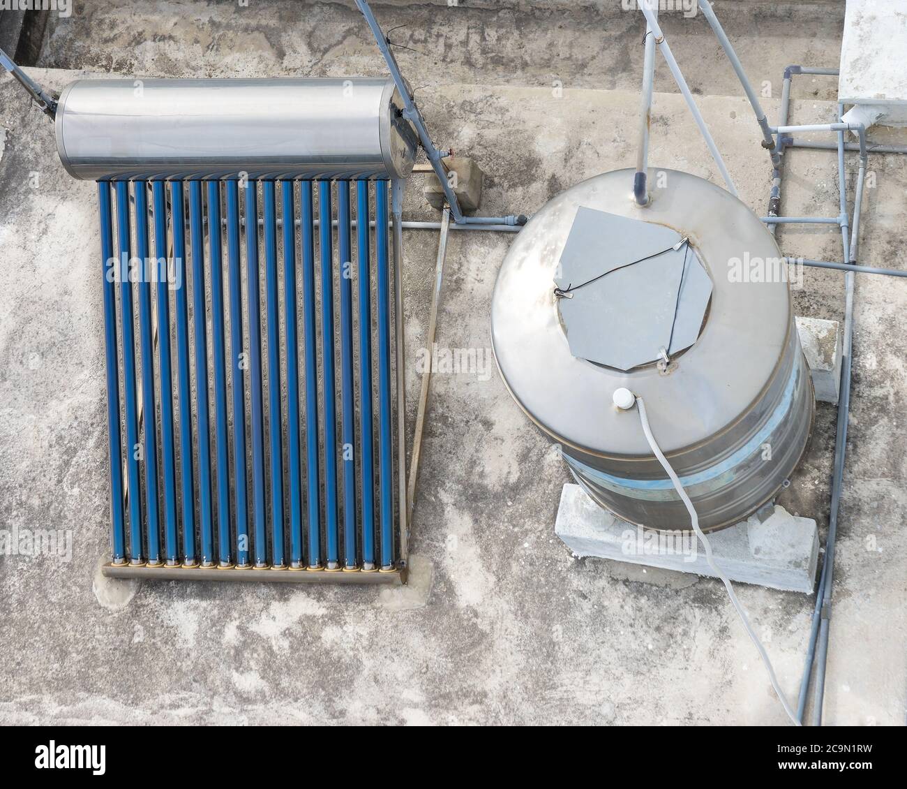 Système de chauffage solaire de l'eau avec collecteur sur le toit. Énergie verte pour la vie quotidienne Banque D'Images