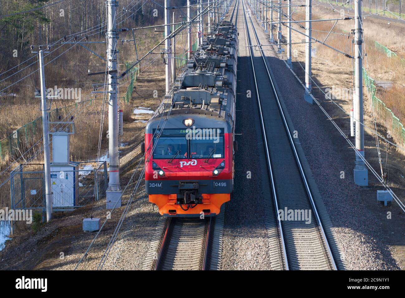 SAINT-PÉTERSBOURG, RUSSIE - 10 AVRIL 2018 : gros plan du train électrique de banlieue ED4M-0496 Banque D'Images