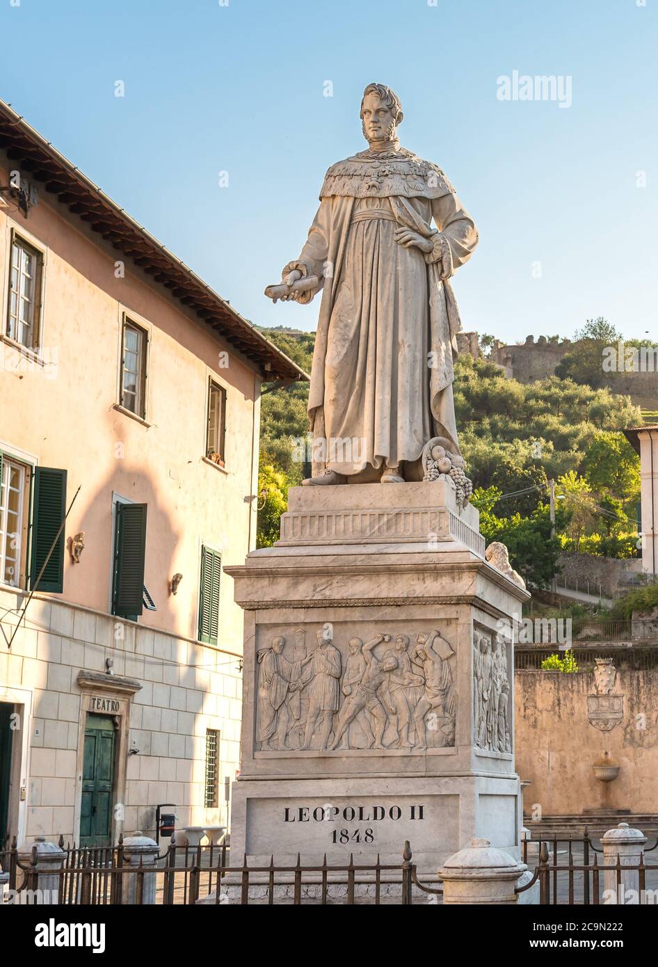 Statue de marbre sur un piédestal de Leopoldo II sur la place principale de Pietrasanta, Toscane, Italie Banque D'Images