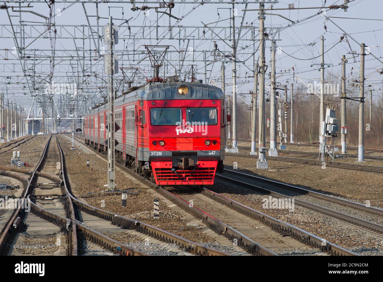 RÉGION DE LENINGRAD, RUSSIE - 09 AVRIL 2018 : train électrique ET2M-047 sur un tronçon de chemin de fer par un beau jour de printemps Banque D'Images
