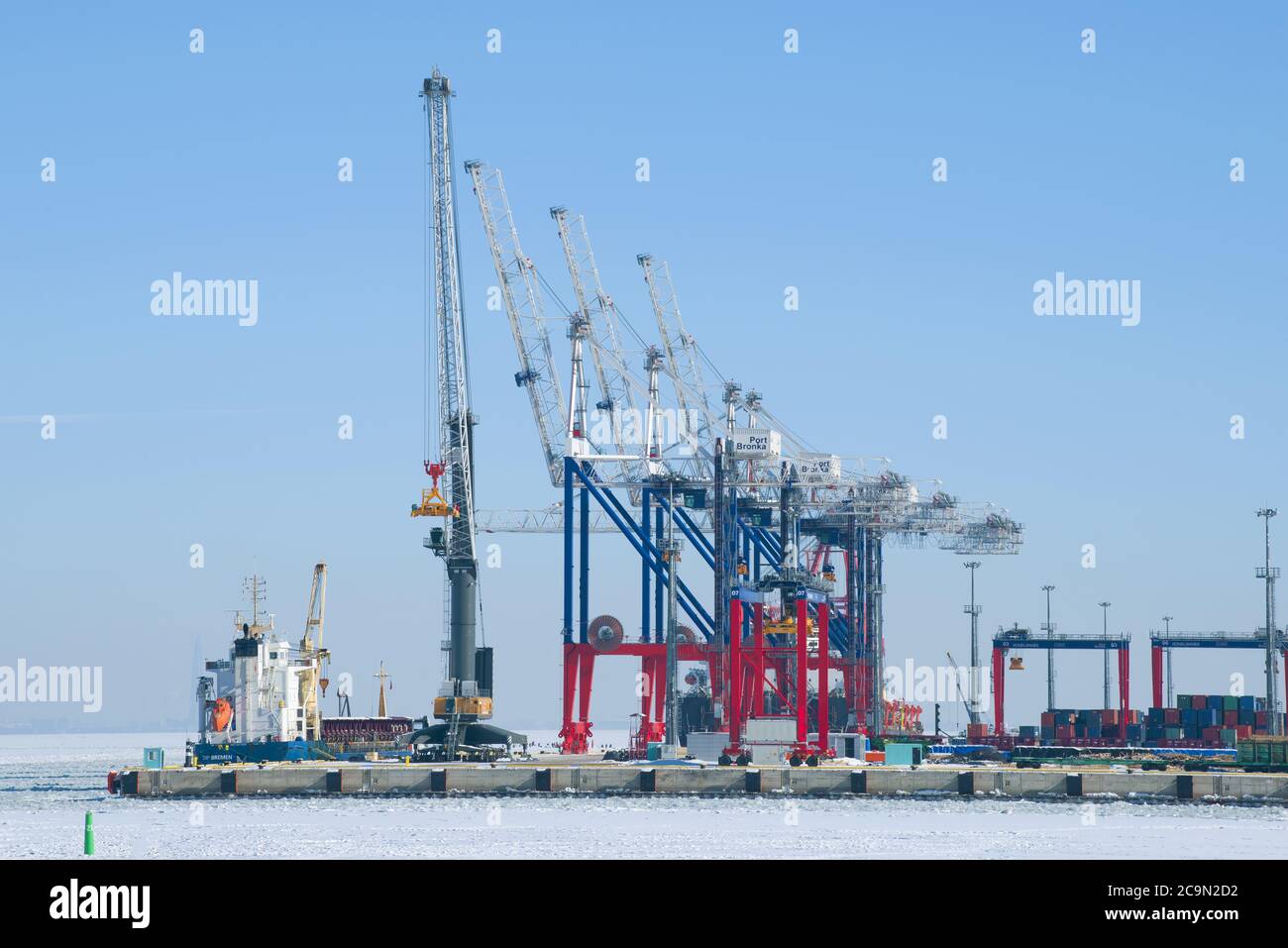 SAINT-PÉTERSBOURG, RUSSIE - 05 MARS 2018 : port de mer multifonctionnel 'Bronka' le jour de mars ensoleillé Banque D'Images