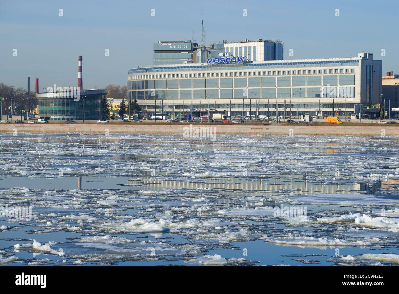 SAINT-PÉTERSBOURG, RUSSIE - 12 AVRIL 2018 : hôtel 'Moscow' et dérive de la glace de printemps sur la Neva Banque D'Images