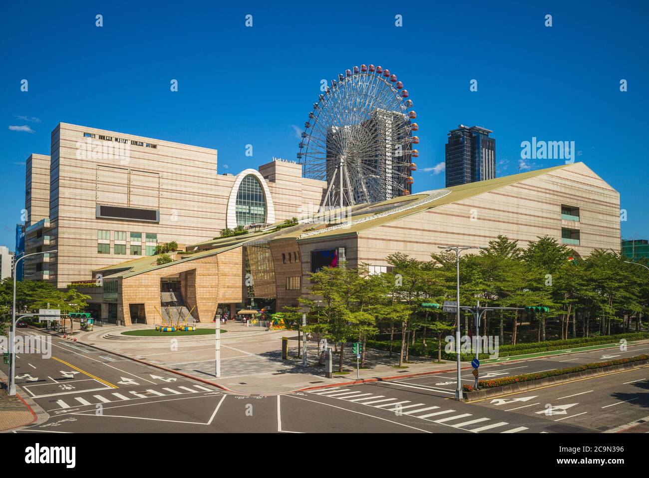 paysage de la ville de taipei avec la roue de ferris à taïwan Banque D'Images