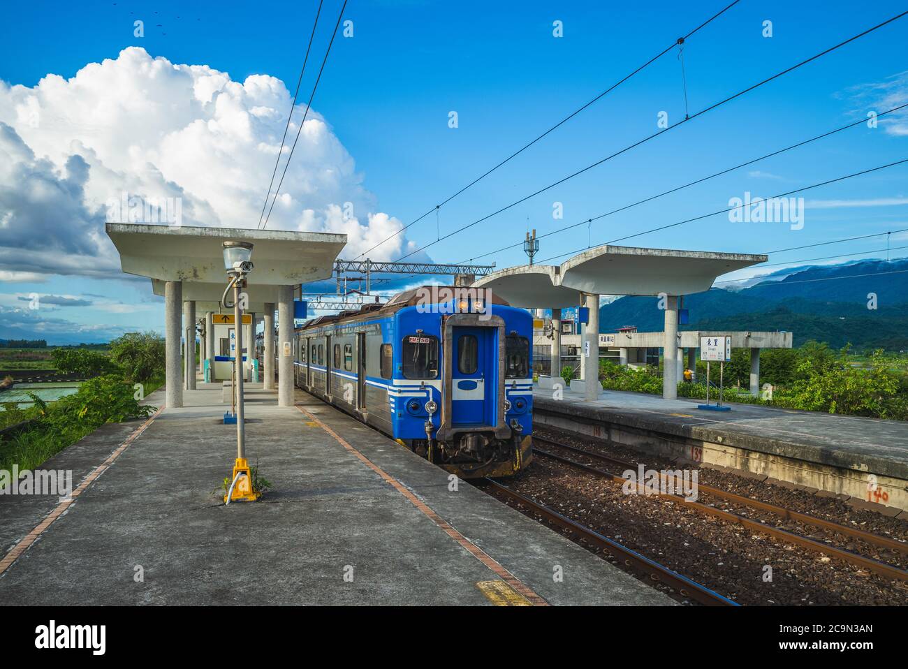 Arrêt de train à la gare de Dongli à hualien, taïwan. La traduction du texte chinois est Dongli, le nom de cette station. Banque D'Images