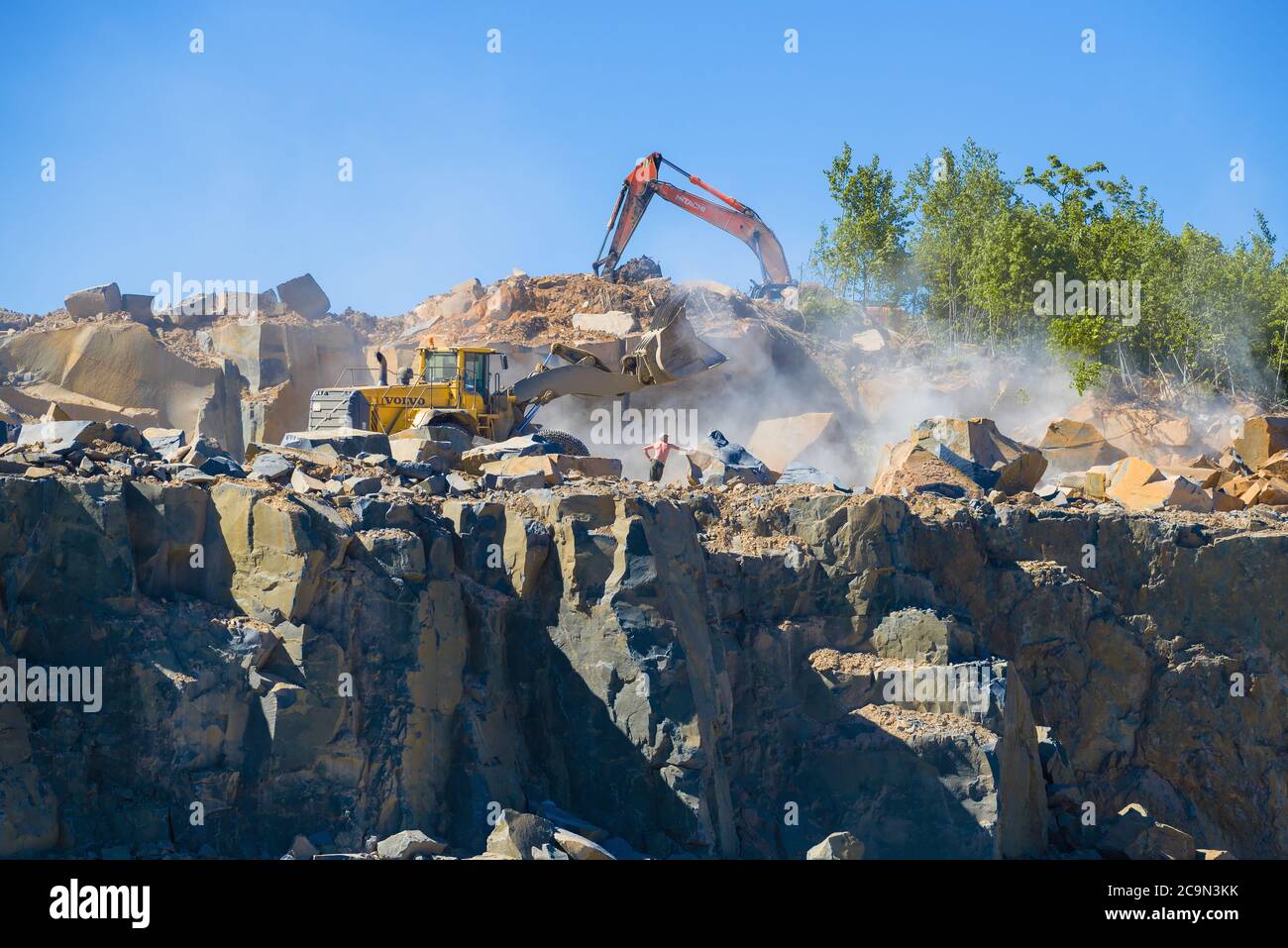 KARÉLIA, RUSSIE - 13 JUIN 2019 : exploitation de la pierre dans les carrières de Telaorgskiy Banque D'Images