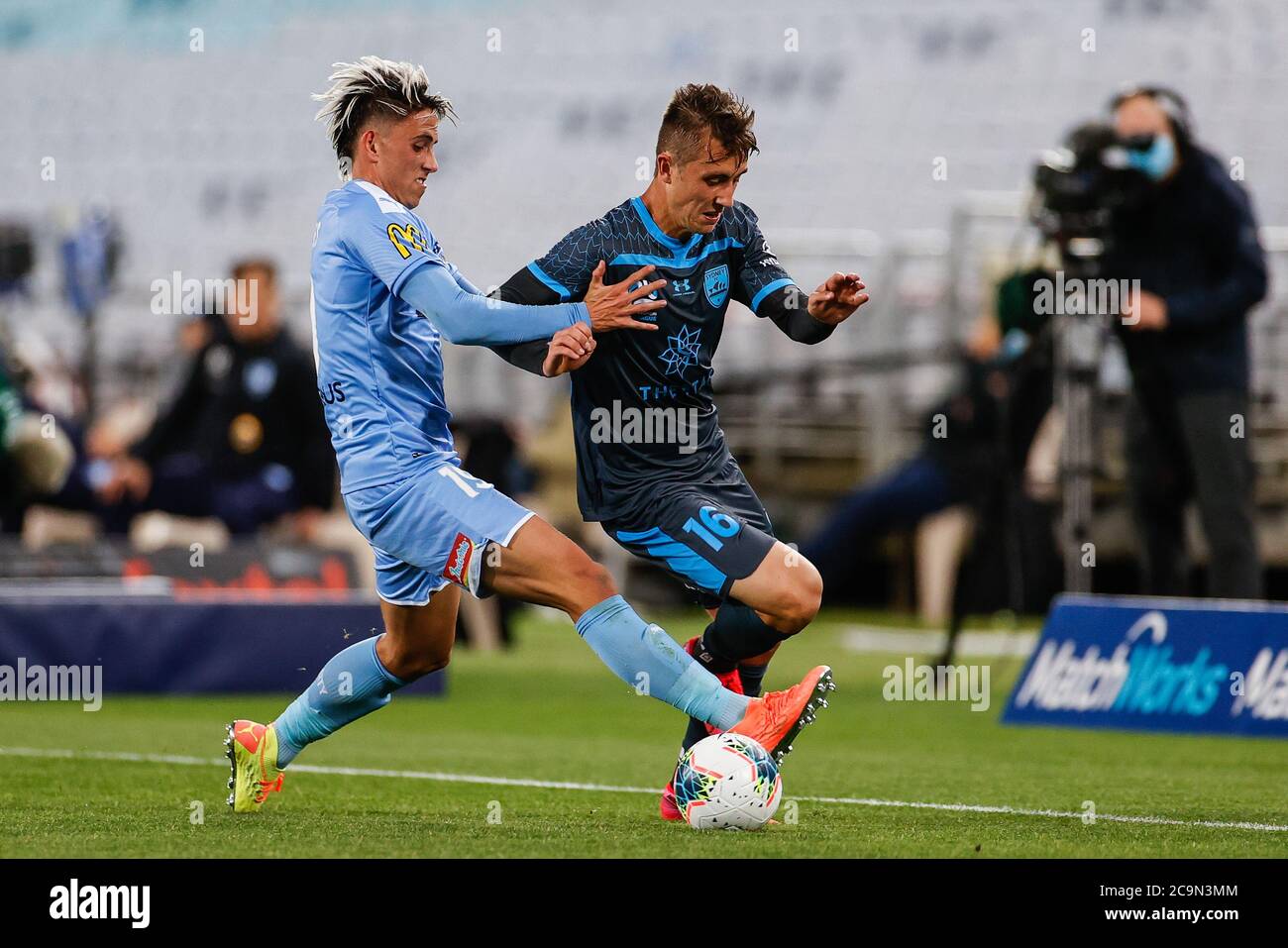 Sydney, Australie. 1er août 2020. Joel King (R) du FC Sydney rivalise avec Lachlan Wales du FC Melbourne City lors d'un match de la série 29 du tournoi de football a-League repris en 2019-2020 entre le FC Sydney et le FC Melbourne City à Sydney, en Australie, le 1er août 2020. Credit: Zhu Hongye/Xinhua/Alamy Live News Banque D'Images