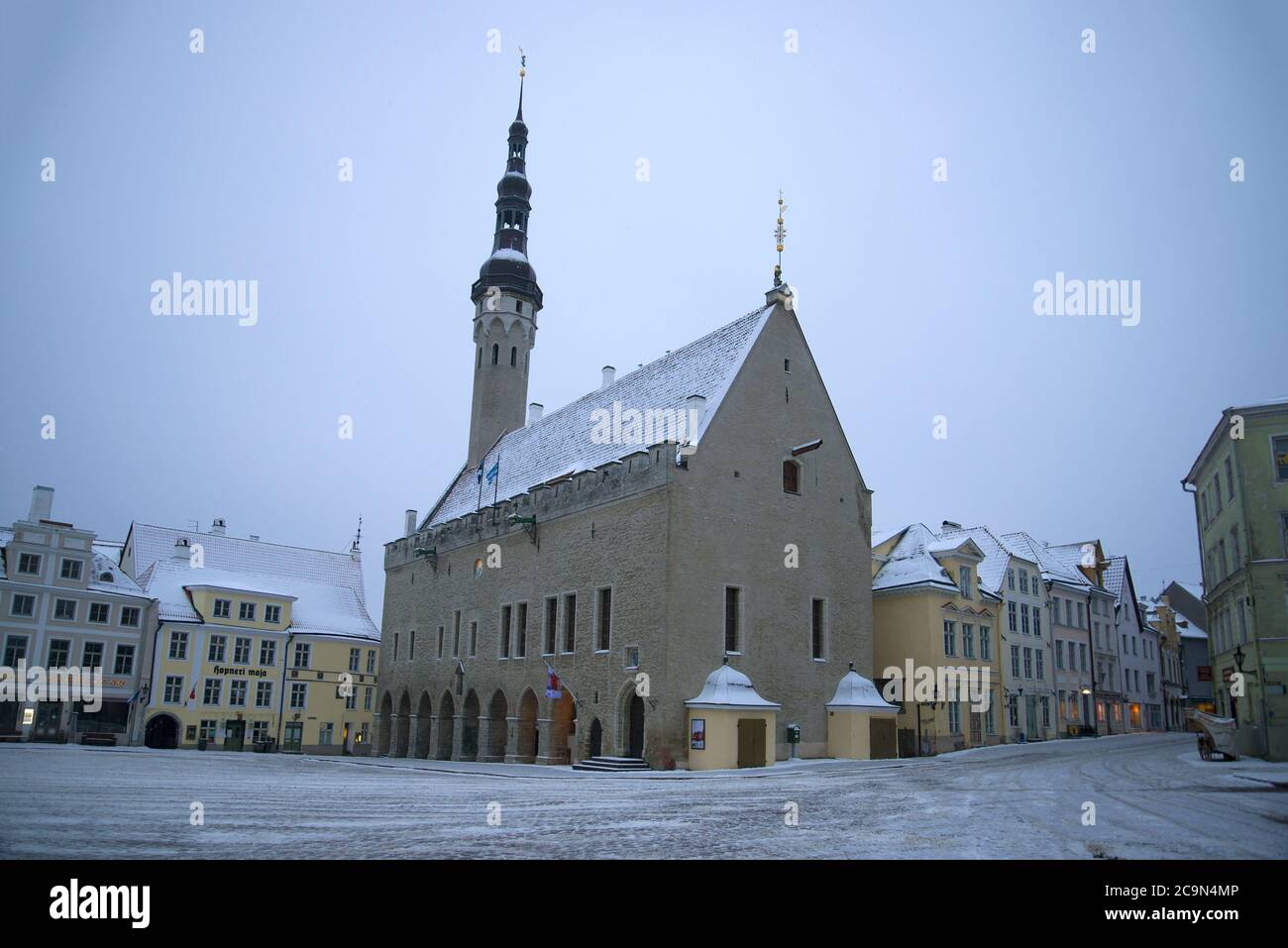 TALLINN, ESTONIE - 09 MARS 2018 : vue sur l'hôtel de ville médiéval dans une matinée sombre Banque D'Images