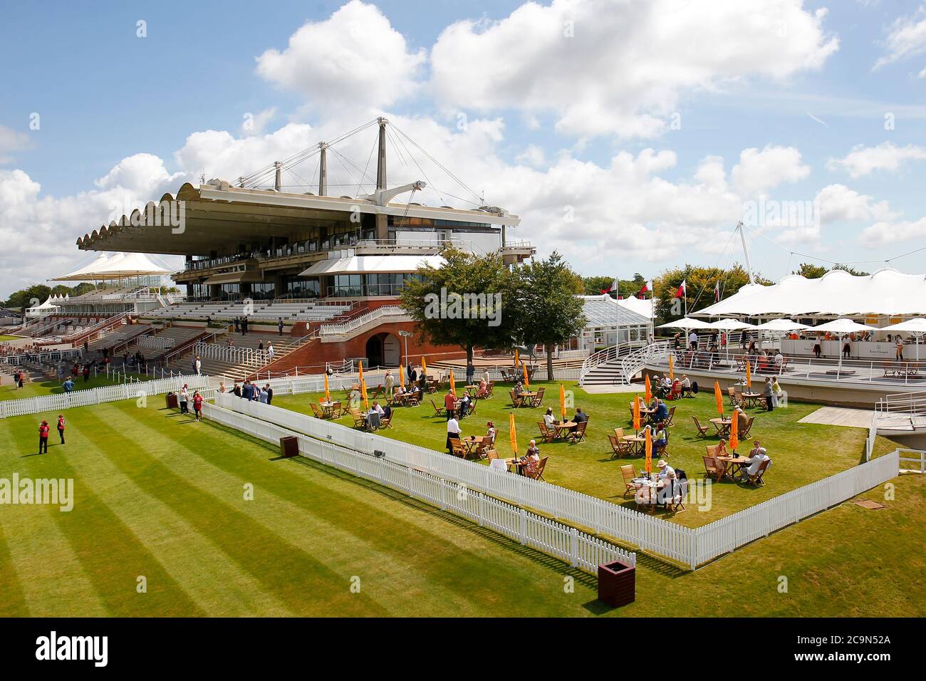 Propriétaires assis dans l'enceinte des propriétaires pendant la cinquième journée du festival de Goodwood à l'hippodrome de Goodwood, Chichester. Banque D'Images