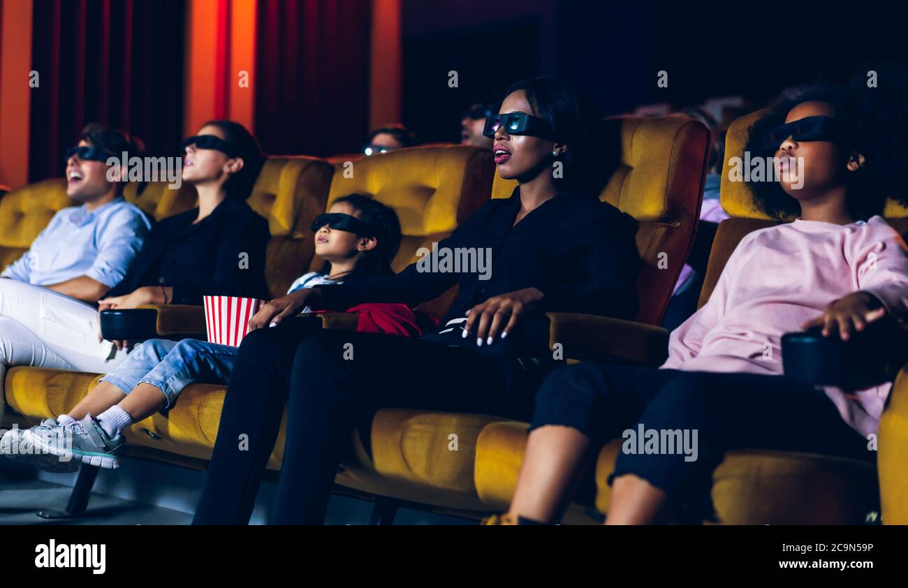 Groupe de personnes regardent des films en 3d dans un cinéma Banque D'Images