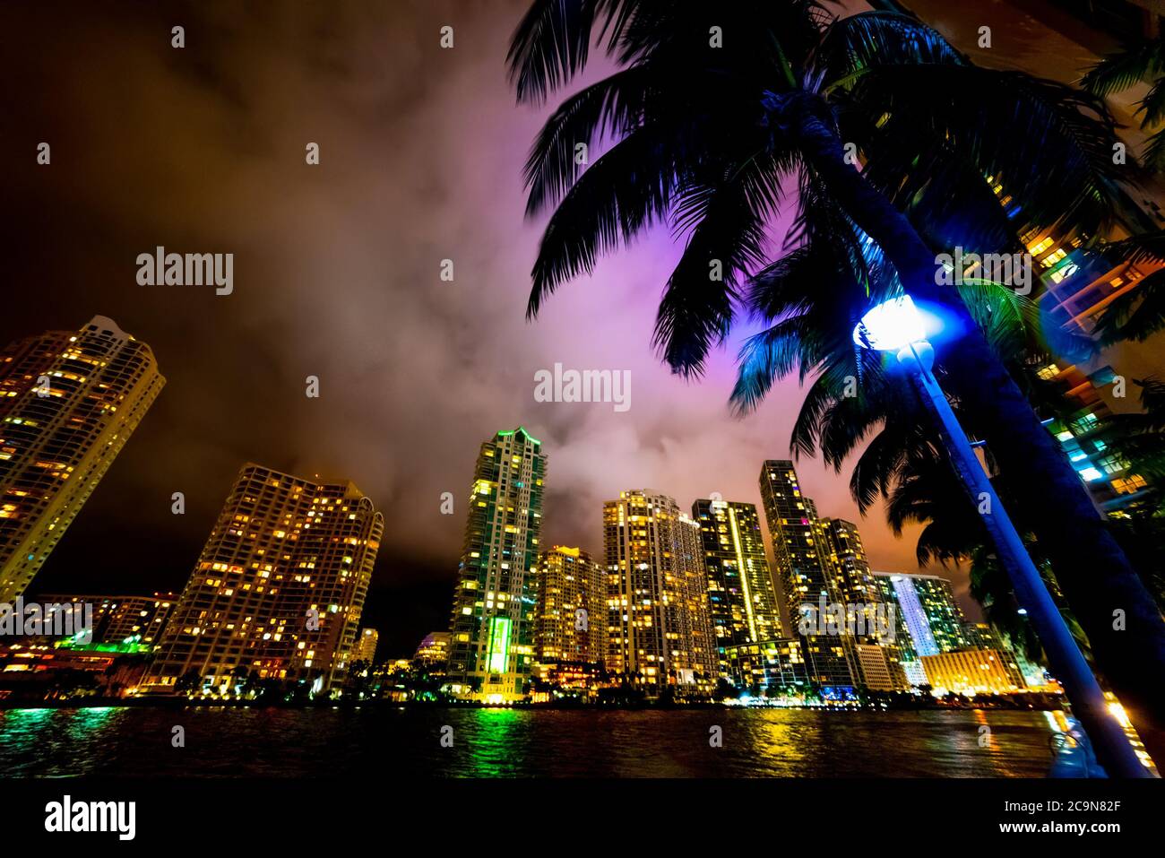 Promenade sur la rivière de Miami la nuit. Sud de la Floride, États-Unis Banque D'Images