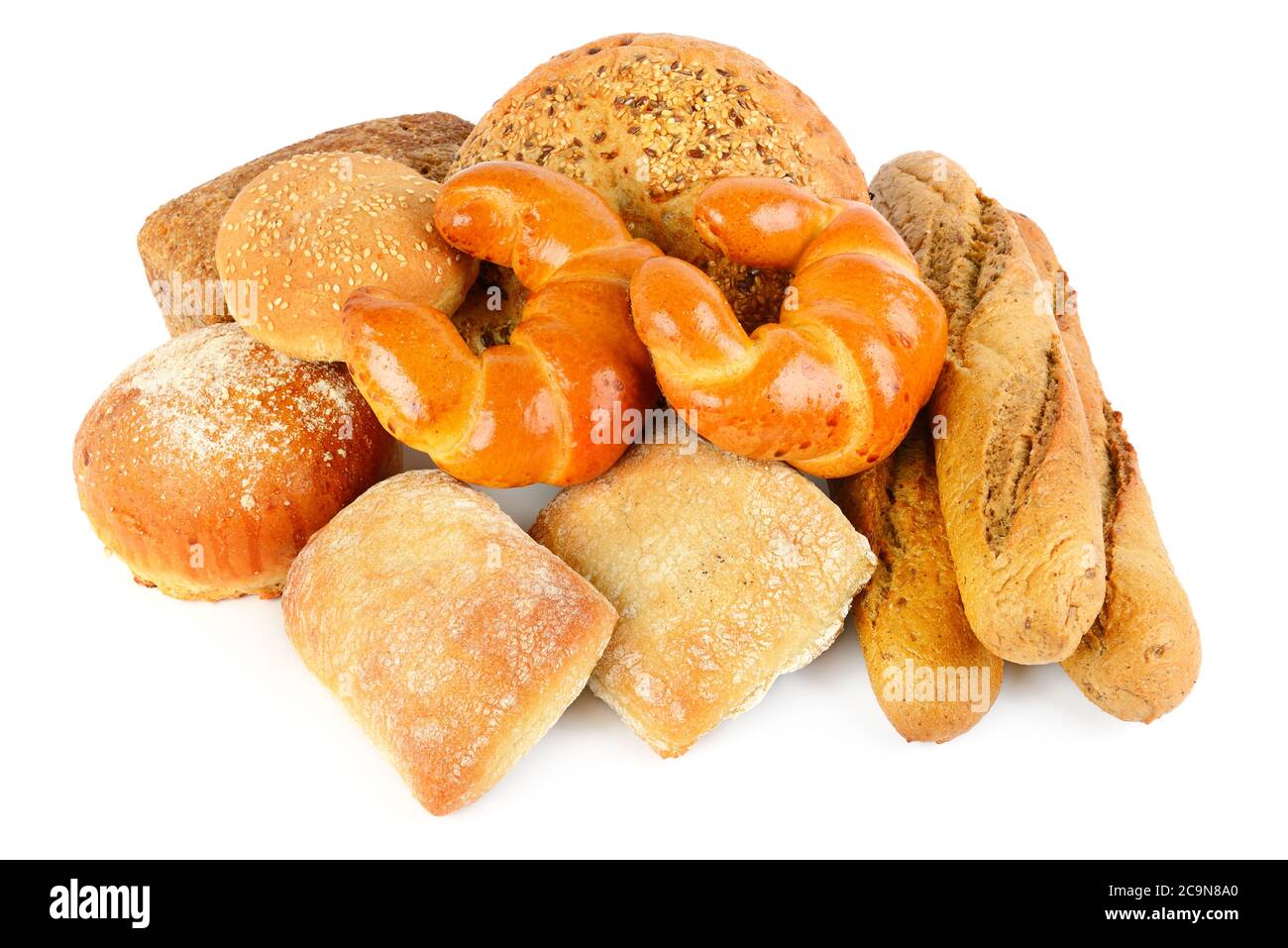 Pain aux céréales, croissants, baguettes et pâtisseries sucrées dans un assortiment isolé sur fond blanc. Banque D'Images