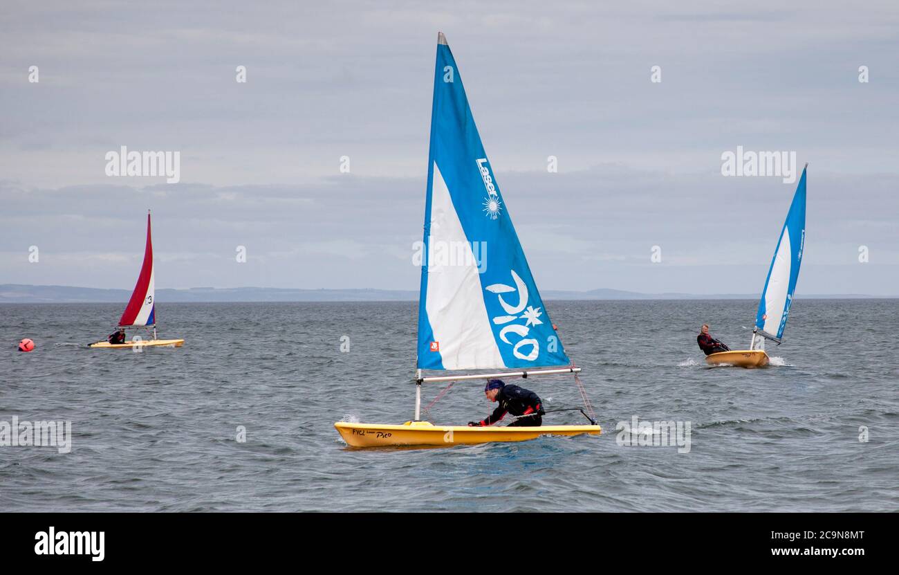 Fisherrow, Musselburgh, Écosse, Royaume-Uni. 1er août 2020. Nuageux et à 17 degrés à Fisherrow pour la course de la série d'été du Yacht Club Dinghy. Banque D'Images