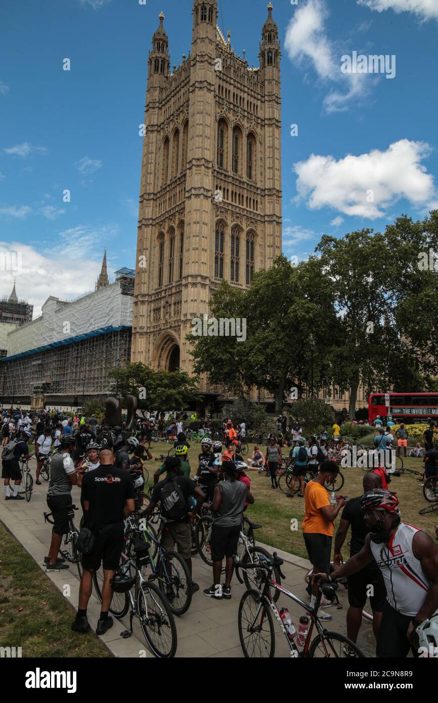 Londres Royaume-Uni 01 août 2020 des milliers de bicyclettes se sont rassemblées dans le centre de Londres pour protester contre l'importance des vies noires, sur la place du Parlement, puis elles ont traversé le pont de Westminster en direction de BrixtonPaul Quezada-Neiman/Alay Live News Banque D'Images